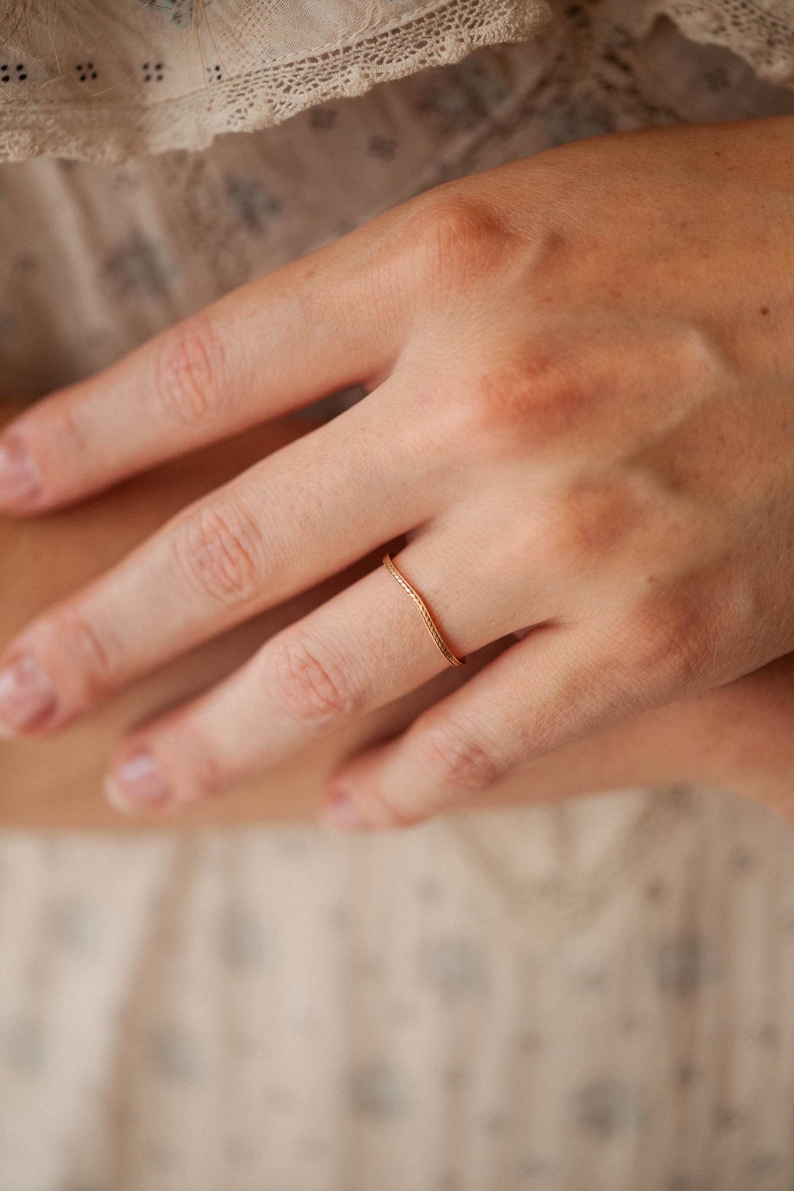 Wave Feuillage wedding band