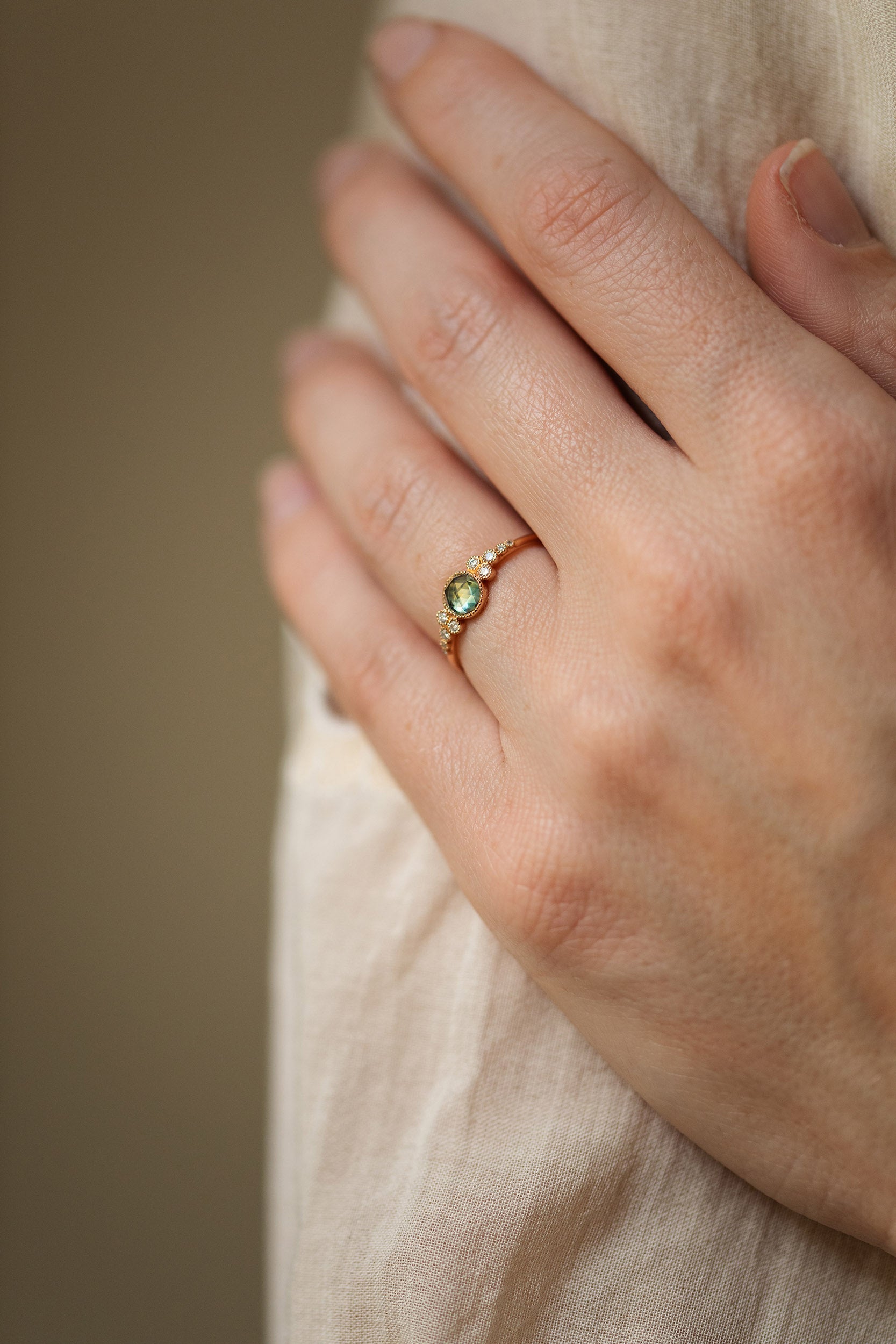 Ring Iris L Green Sapphire Rosecut