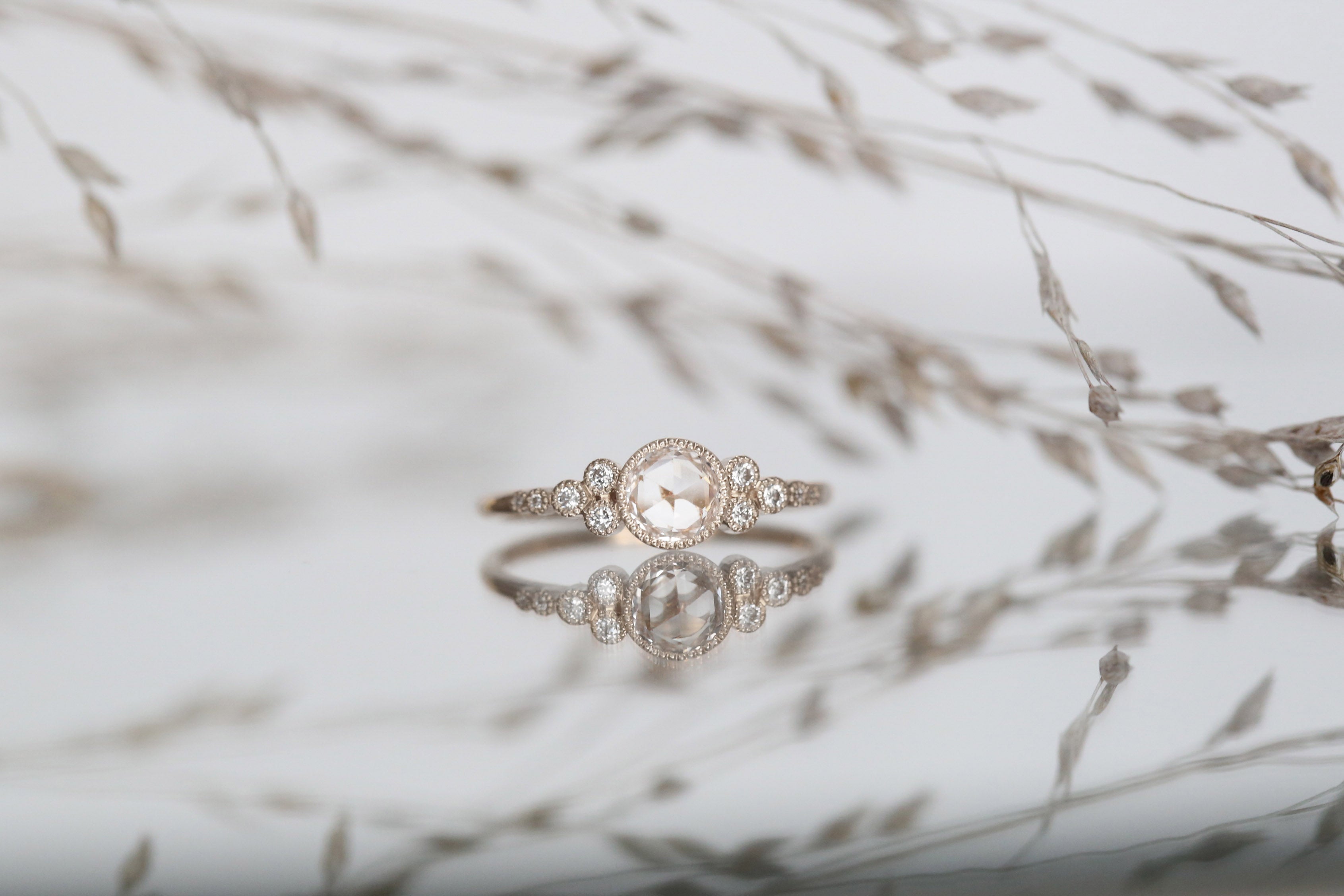 Ring Iris L White Sapphire Rosecut