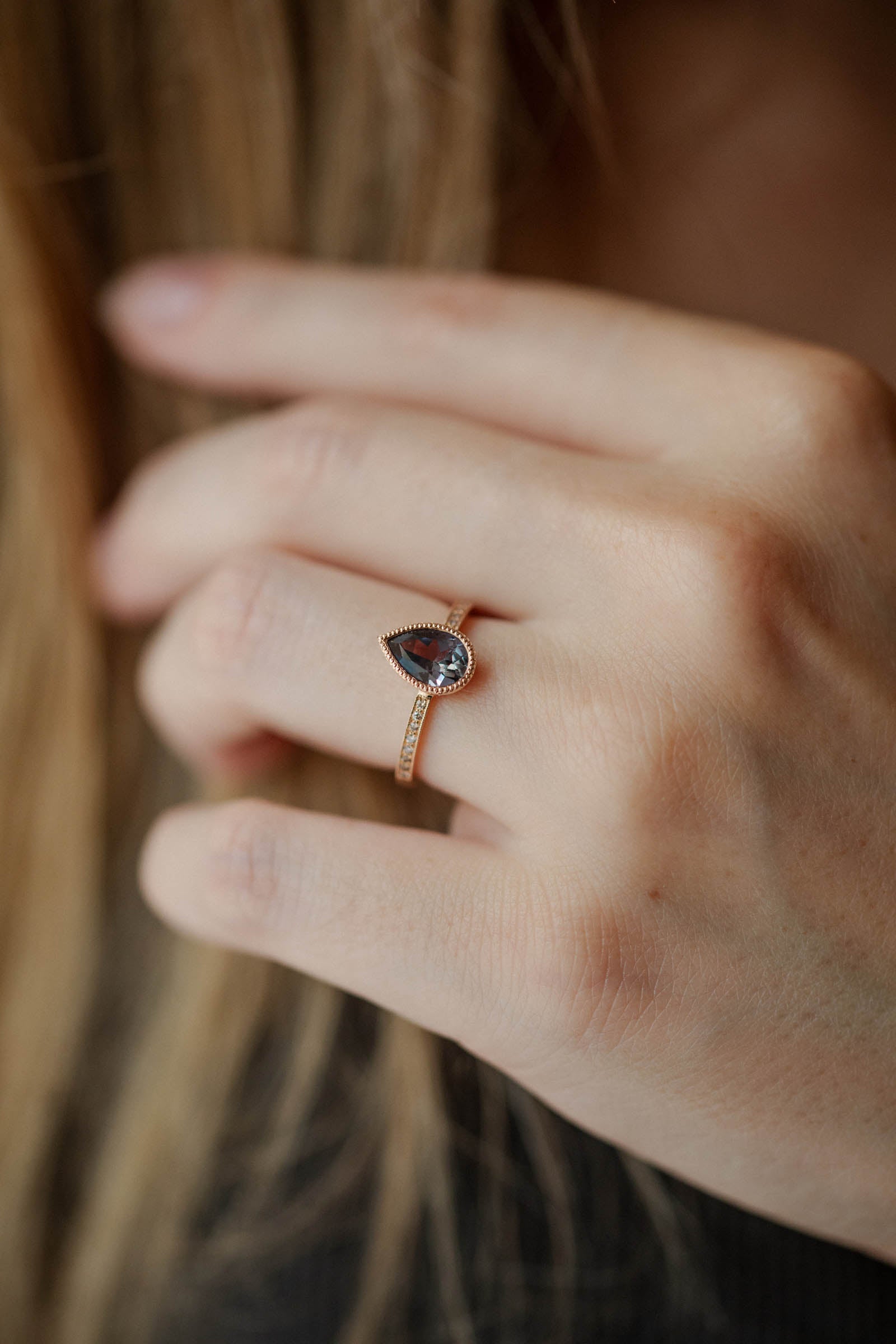 Designer engagement ring Unique piece Juliette sapphire Umba mauve pear Myrtille Beck Paris