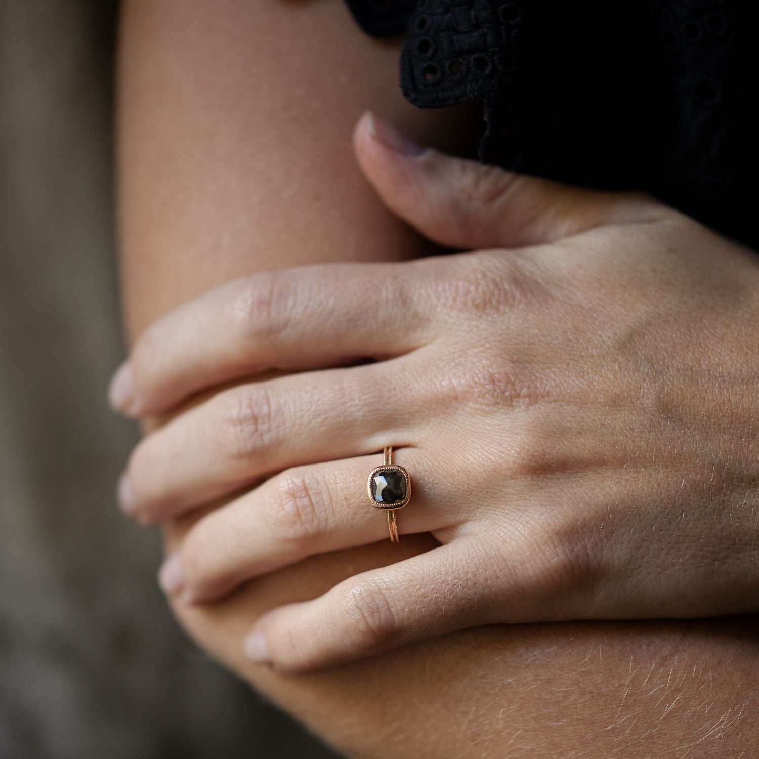 Pièce Unique Solitaire cushion square Salt & Pepper dark