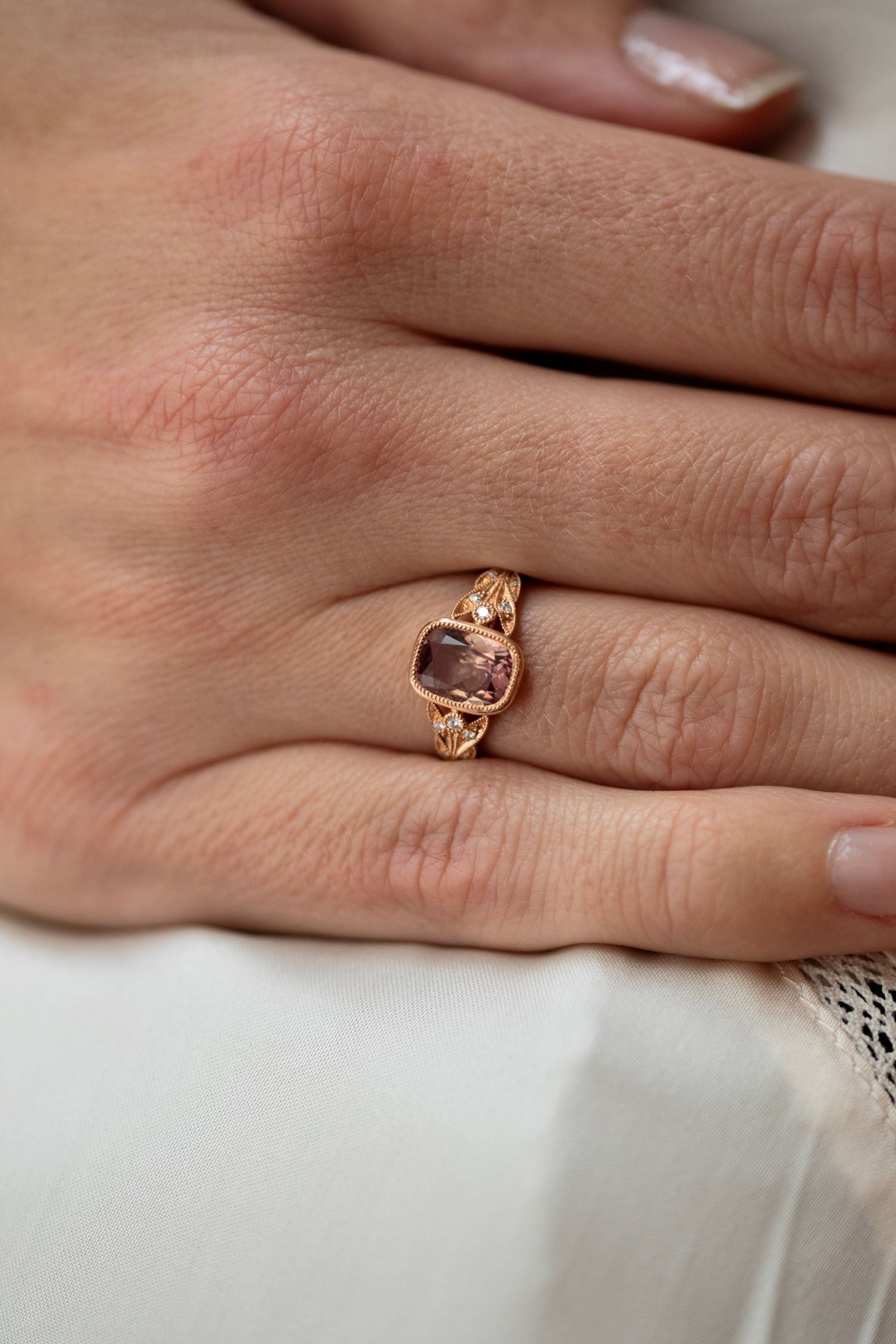 Pièce Unique Feuillage sapphire Padparadscha cushion