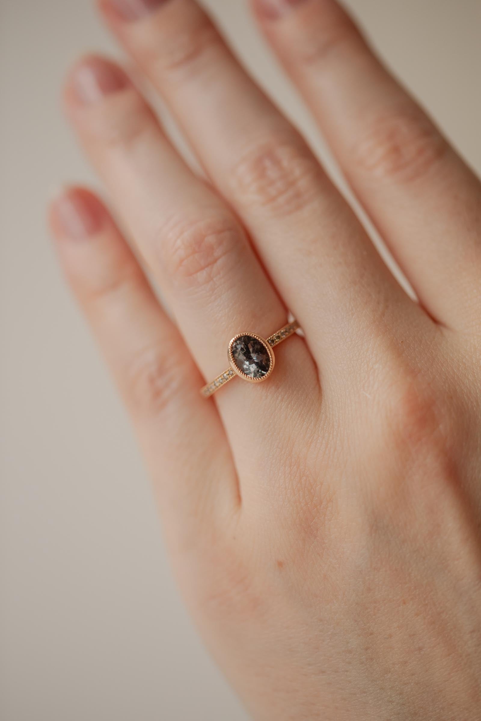 Pièce nique designer engagement ring in mauve Umba natural sapphire gold and champagne diamonds Myrtille Beck Paris