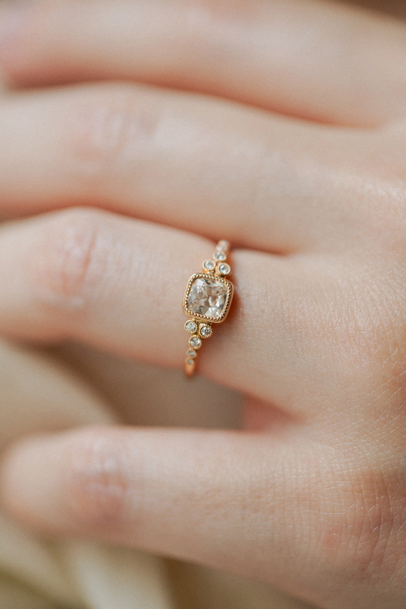 Iris diamond Ring: Brilliant diamond , Old Mine, Cushion, Square