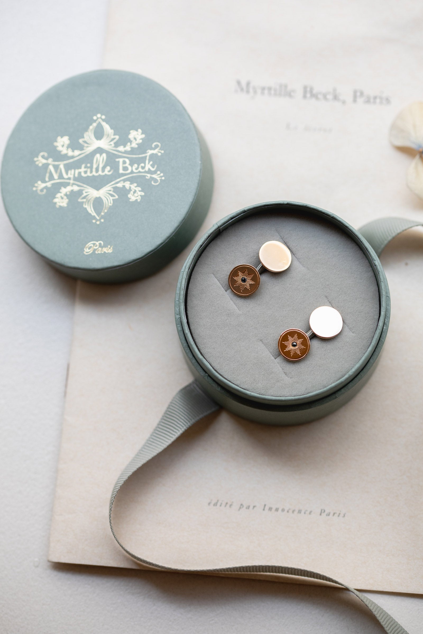 Oval cufflink