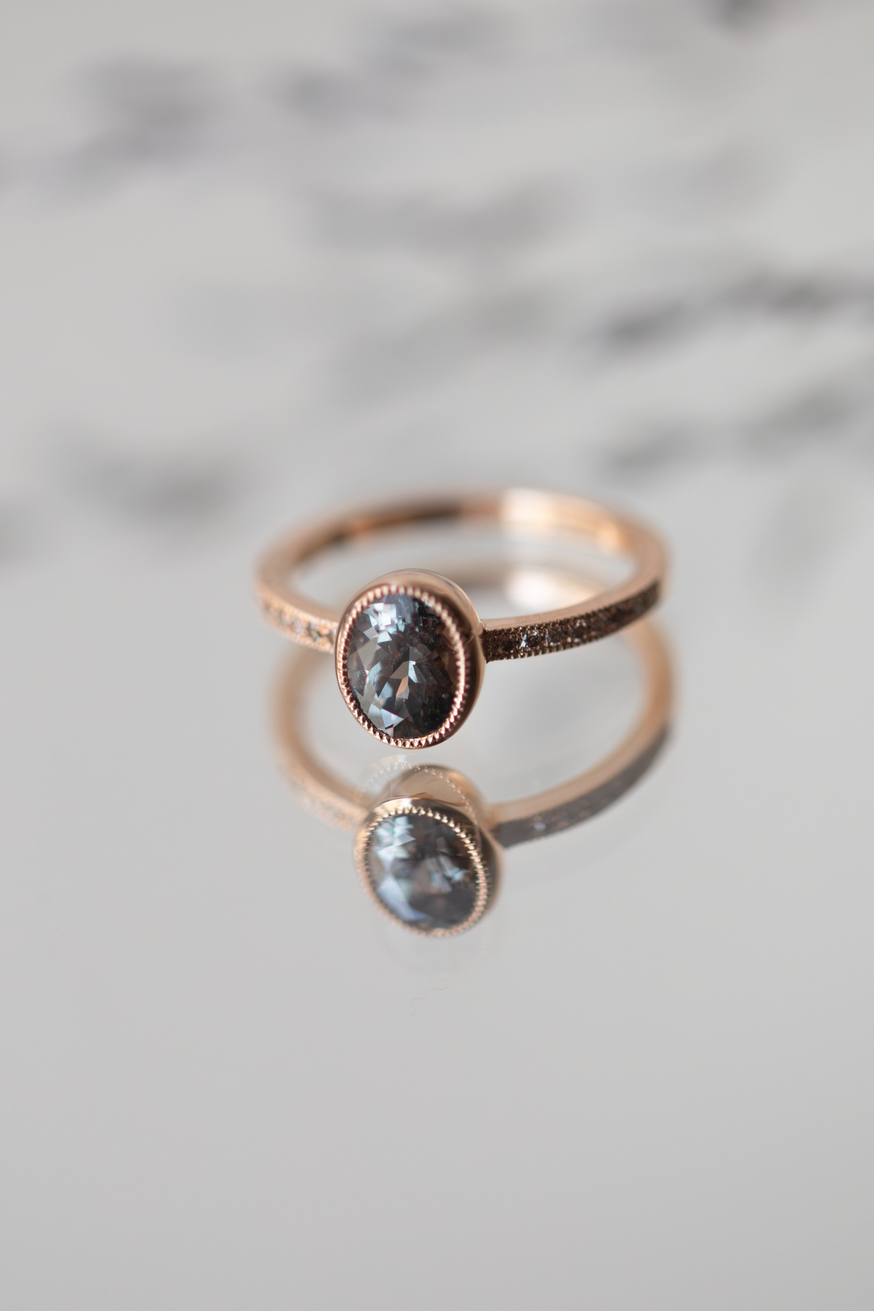 Pièce nique designer engagement ring in mauve Umba natural sapphire gold and champagne diamonds Myrtille Beck Paris