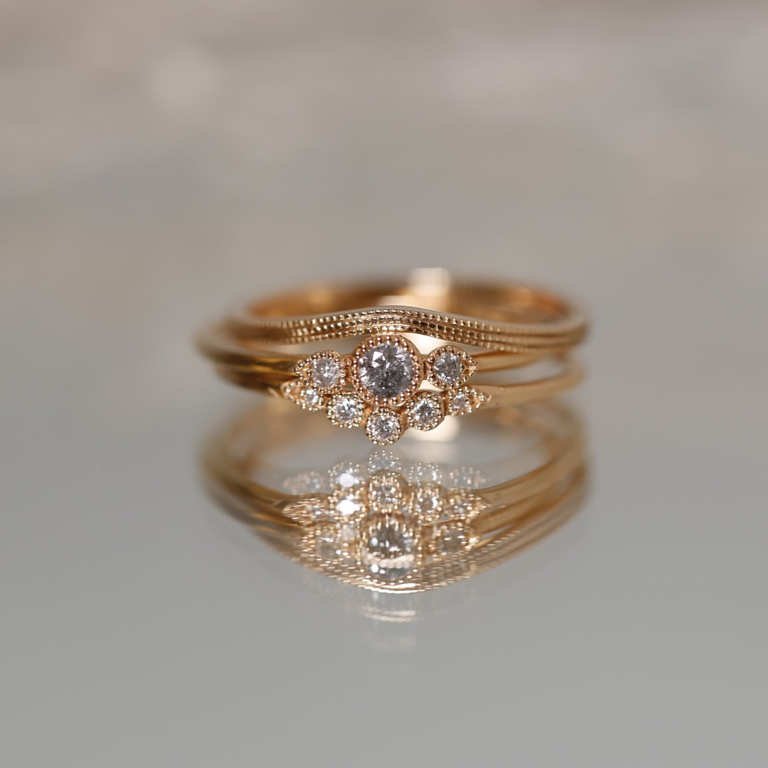 BAGUE DE FIANCAILLES ET ALLIANCES INCURVEES EN OR ET DIAMANT SALT AND PEPPER MYRTILLE BECK