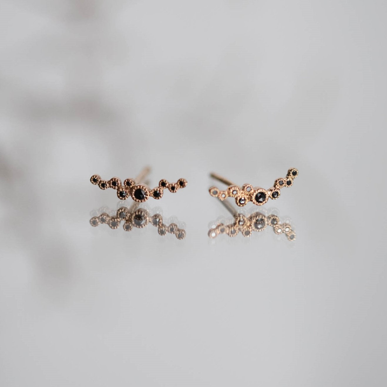 Boucle d'oreille Nébula Diamants Noirs Courbée