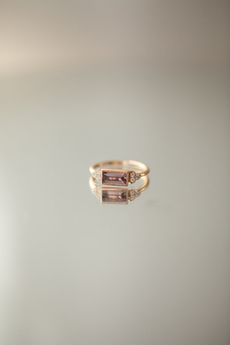 Bague de fiançailles de créateur Pièce unique en or et saphir naturel Umba rectangle rose et diamants blancs brillants Myrtille Beck Paris