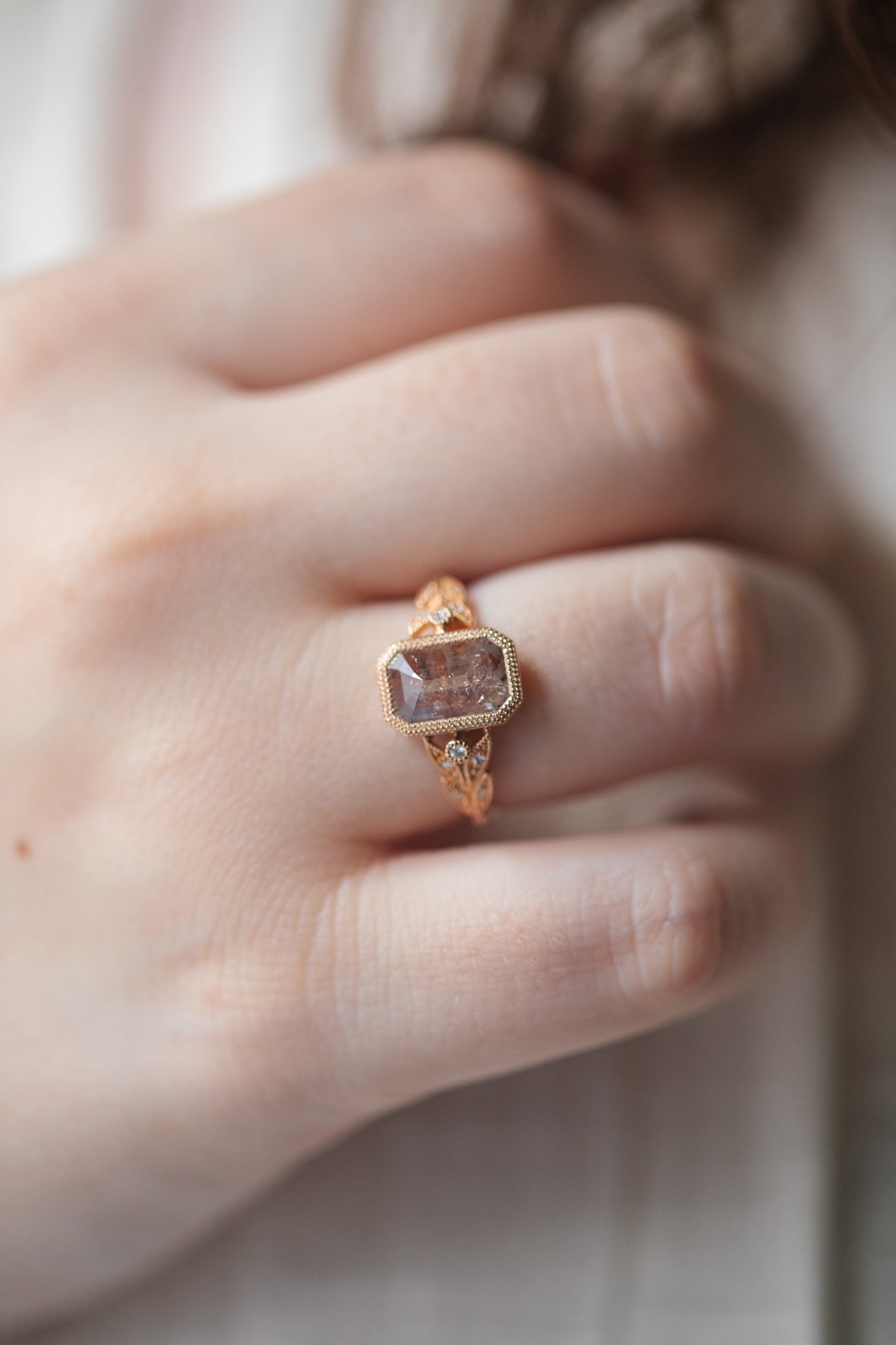Bijou de créateur bague de fiançailles Pièce unique or rose diamant salt and pepper Myrtille Beck Paris