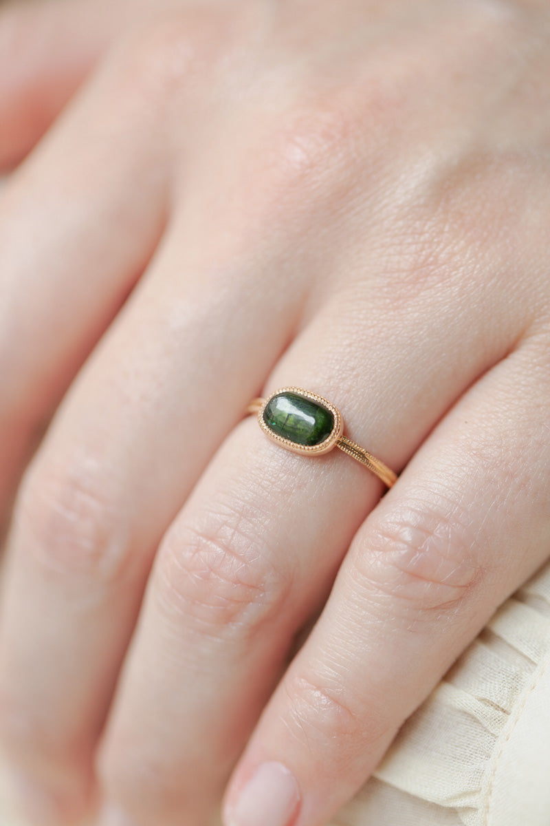 Bague de fiançailles de créateur Pièce unique en or sertie d'une tourmaline verte Myrtille Beck Paris