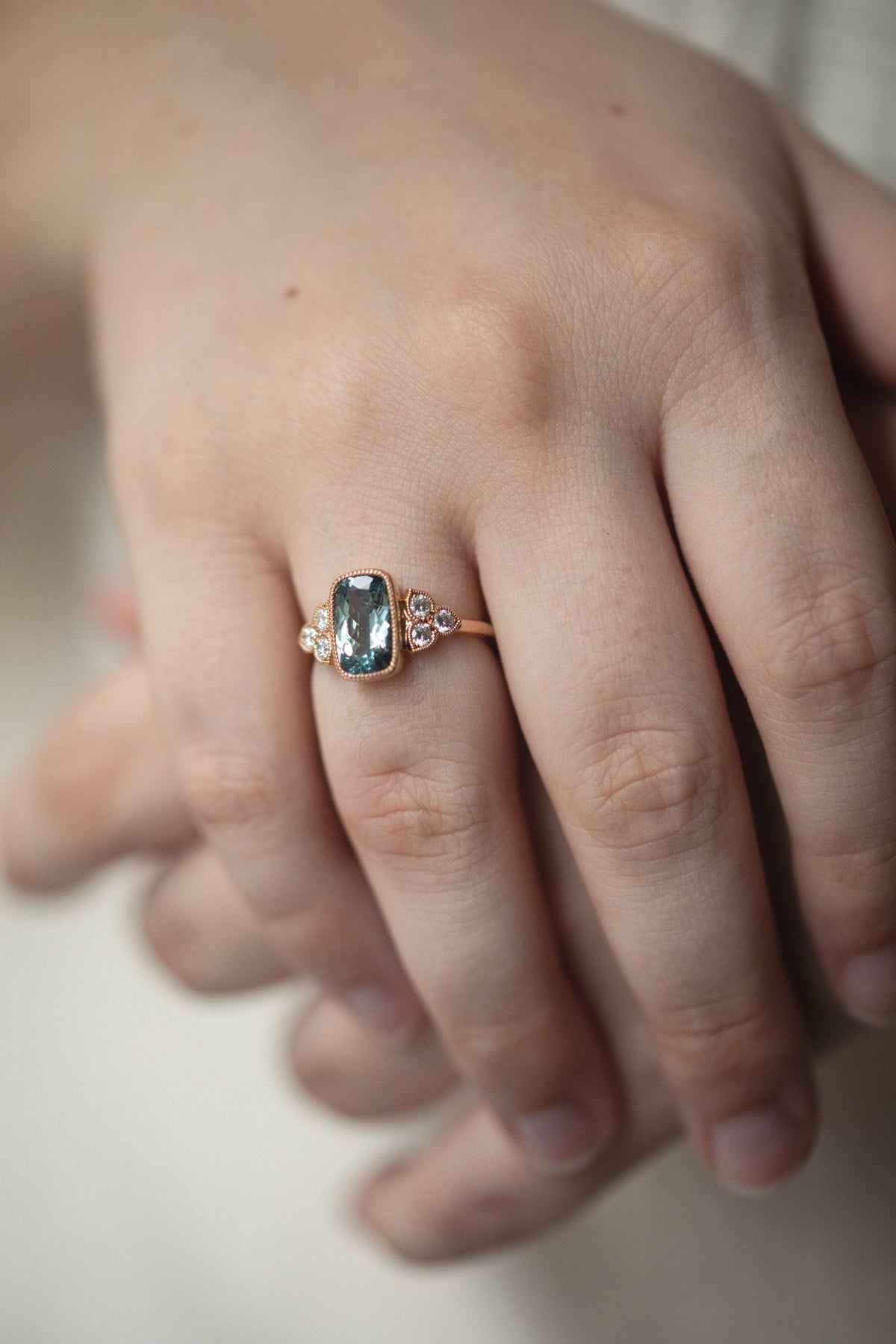 Bijou de créateur symbolique bageu de fiançailles pièce unique en or et saphir bleu et diamant blanc brillant Myrtille Beck Paris