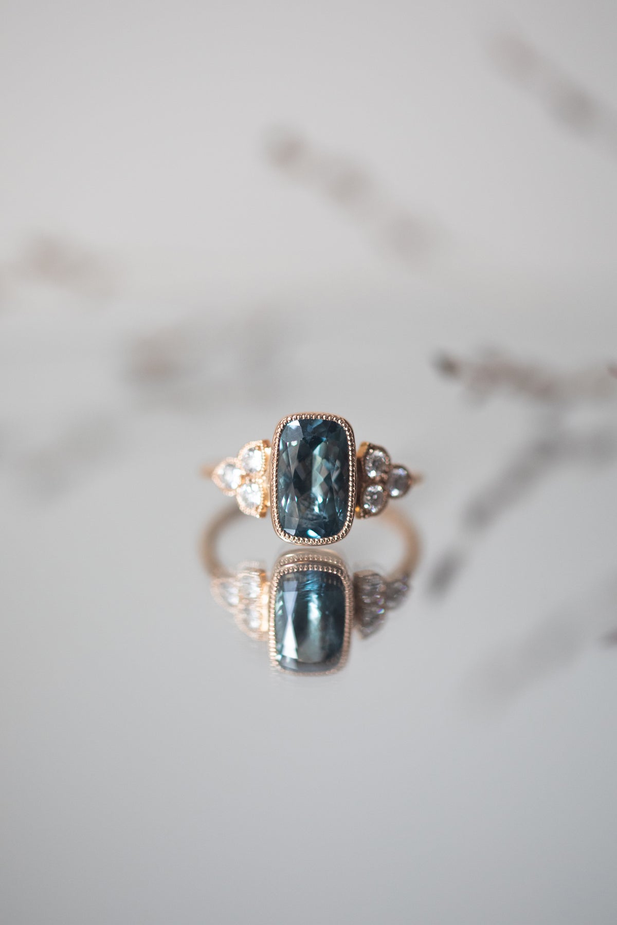 Bijou de créateur symbolique bageu de fiançailles pièce unique en or et saphir bleu et diamant blanc brillant Myrtille Beck Paris