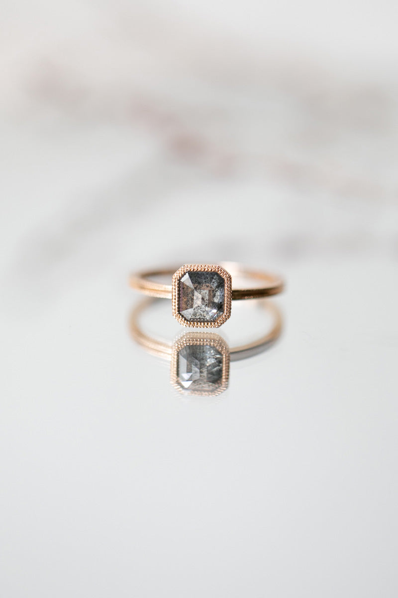 Bijou de créateur Pièce Unique Solitaire en or serti diamant salt and pepper rare Myrtille Beck Paris