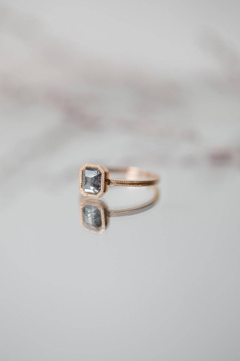 Bijou de créateur Pièce Unique Solitaire en or serti diamant salt and pepper rare Myrtille Beck Paris