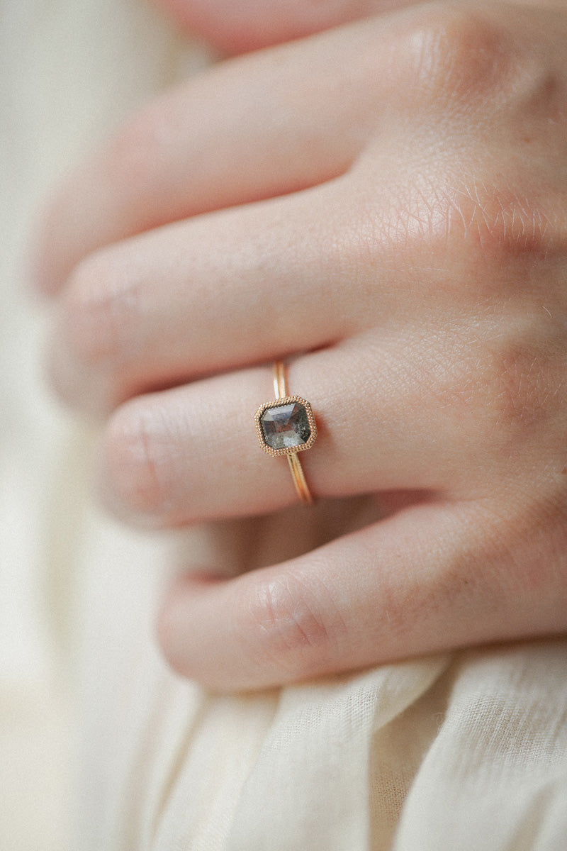 Bague de fiançailles de créateur pièce unique en or et diamant salt and pepper Myrtille Beck Paris