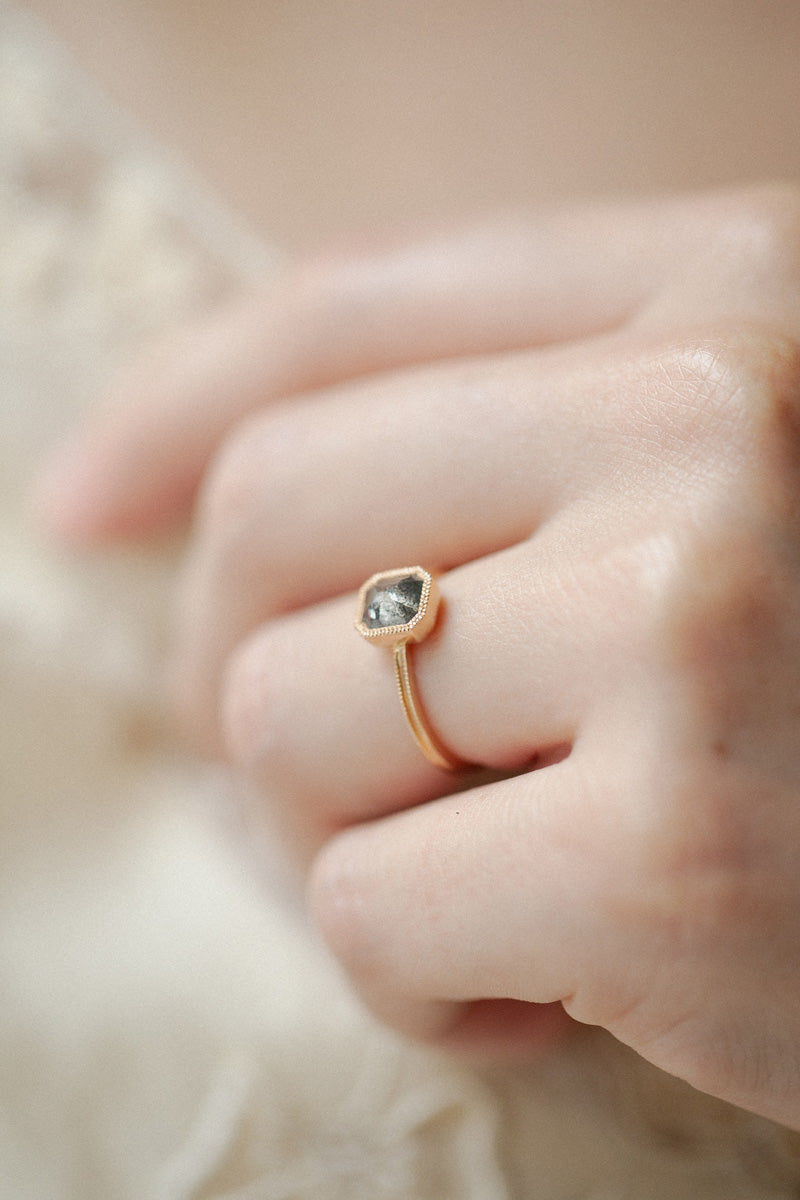 Bague de fiançailles de créateur pièce unique en or et diamant salt and pepper Myrtille Beck Paris