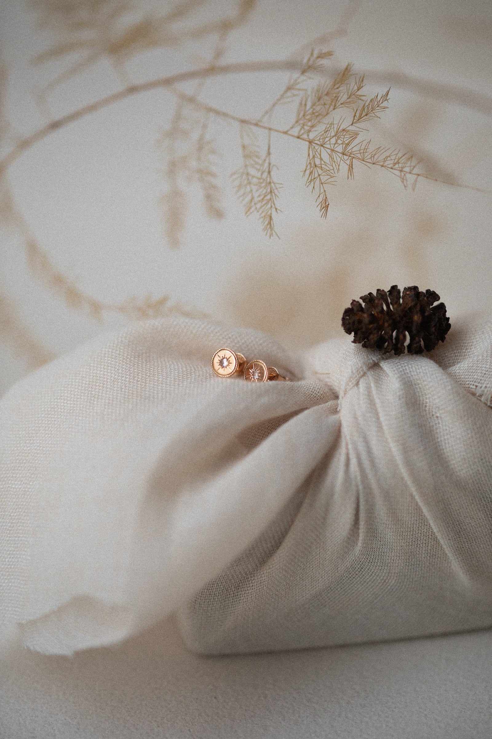 Bijoux de créateur boucle d'oreille cadeau de Noël en or gravée et diamant blanc édition limitée