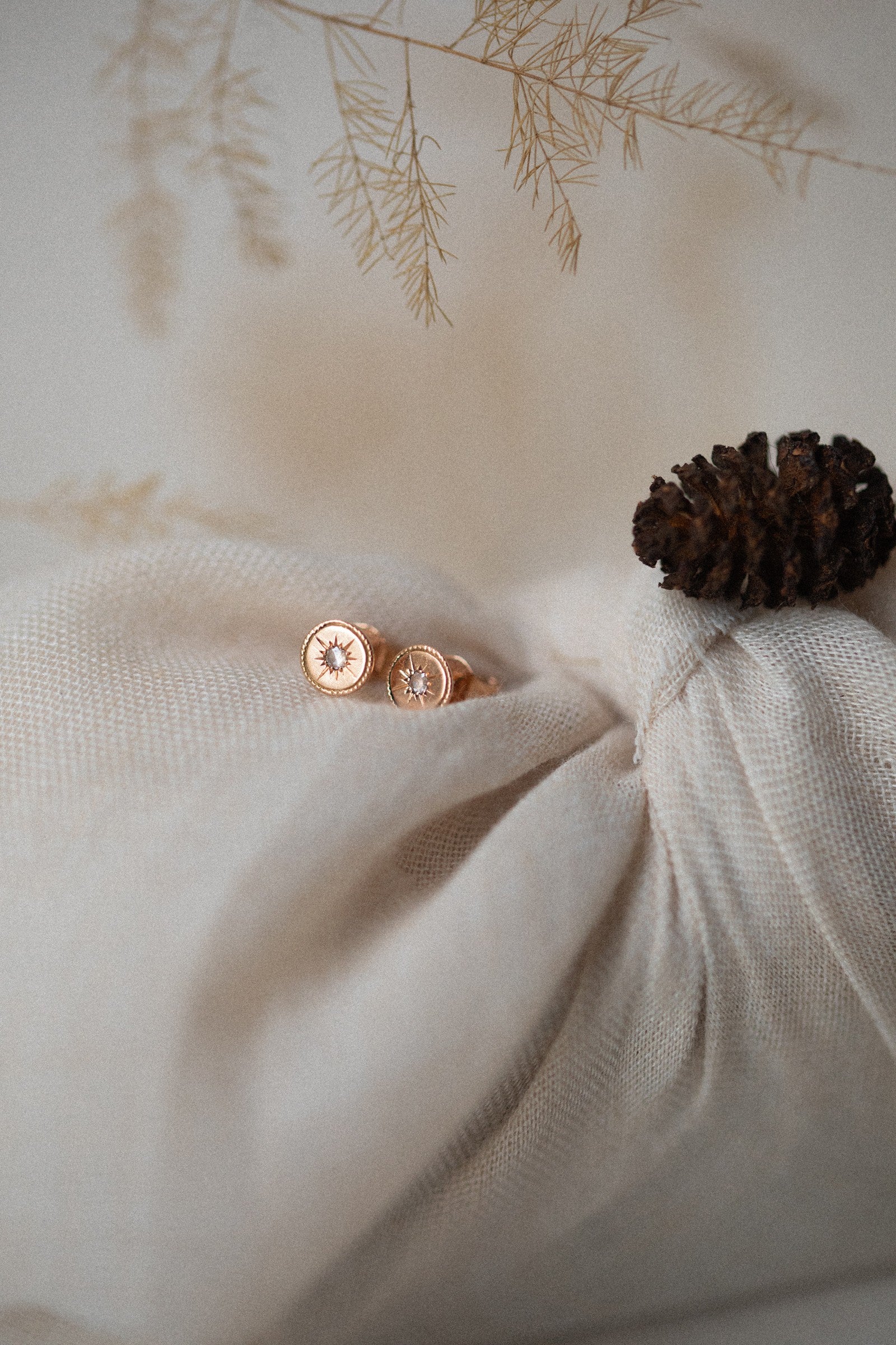 Bijoux de créateur boucle d'oreille cadeau de Noël en or gravée et diamant blanc édition limitée