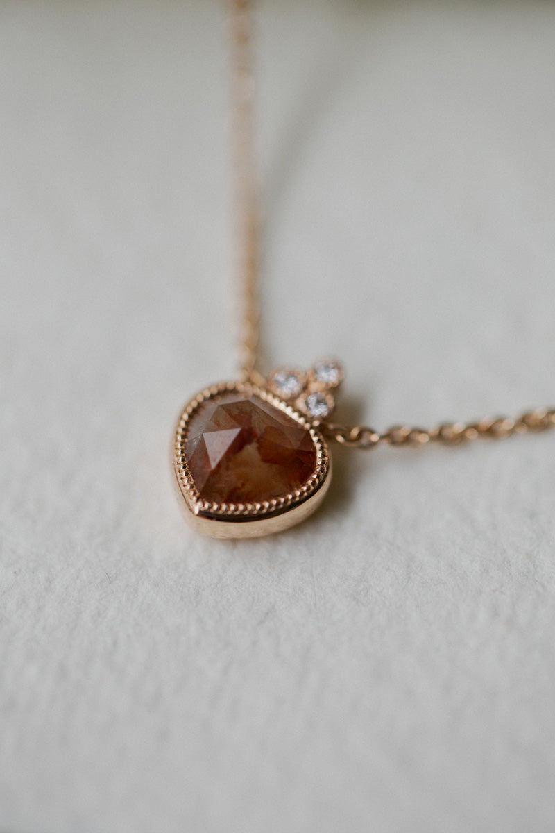 Collier de créateur Pièce unique diamant rare et naturel orange pêche rosecut et diamants blancs brillants Myrtille Beck Paris