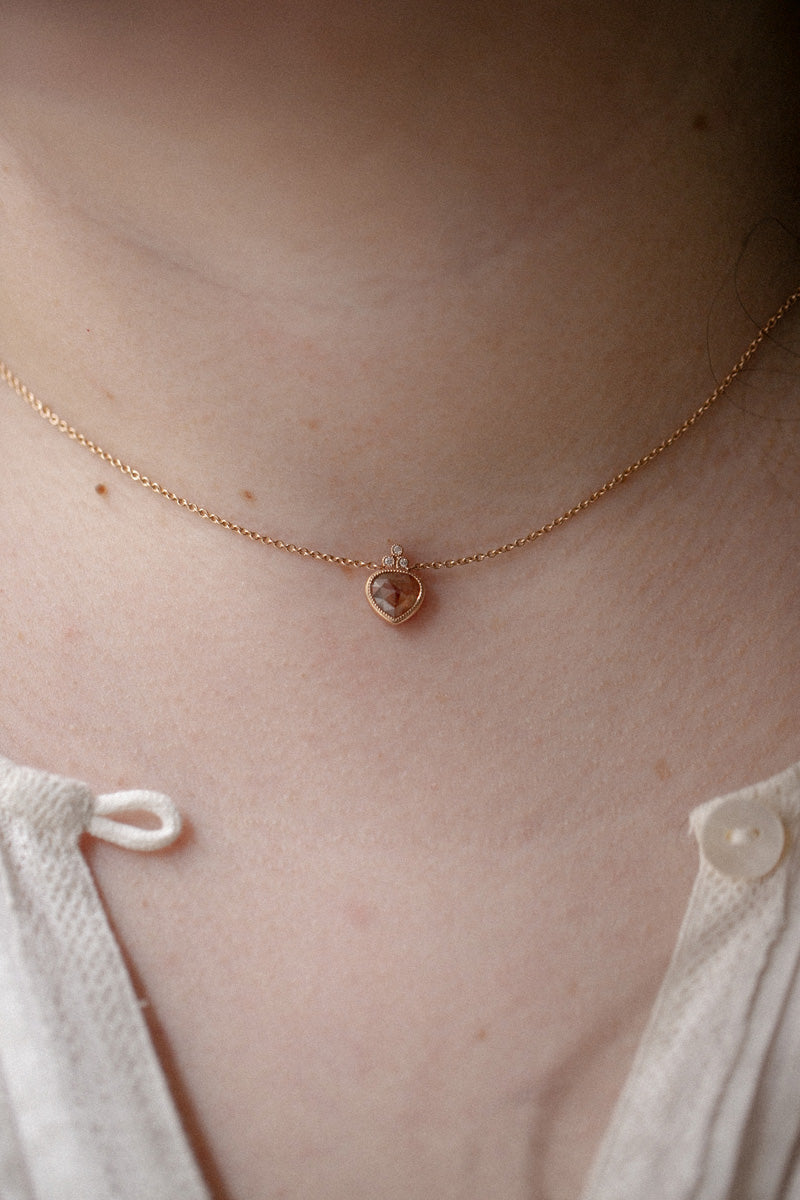 Collier de créateur Pièce unique diamant rare et naturel orange pêche rosecut et diamants blancs brillants Myrtille Beck Paris