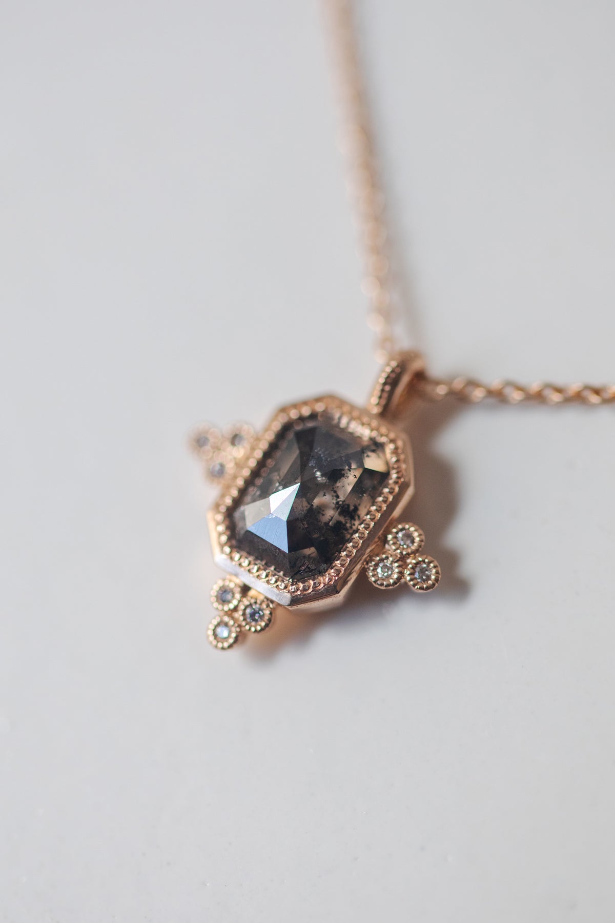 Bijou de créateur Pièce unique collier en or et serti de diamants naturels rares Myrtille Beck Paris