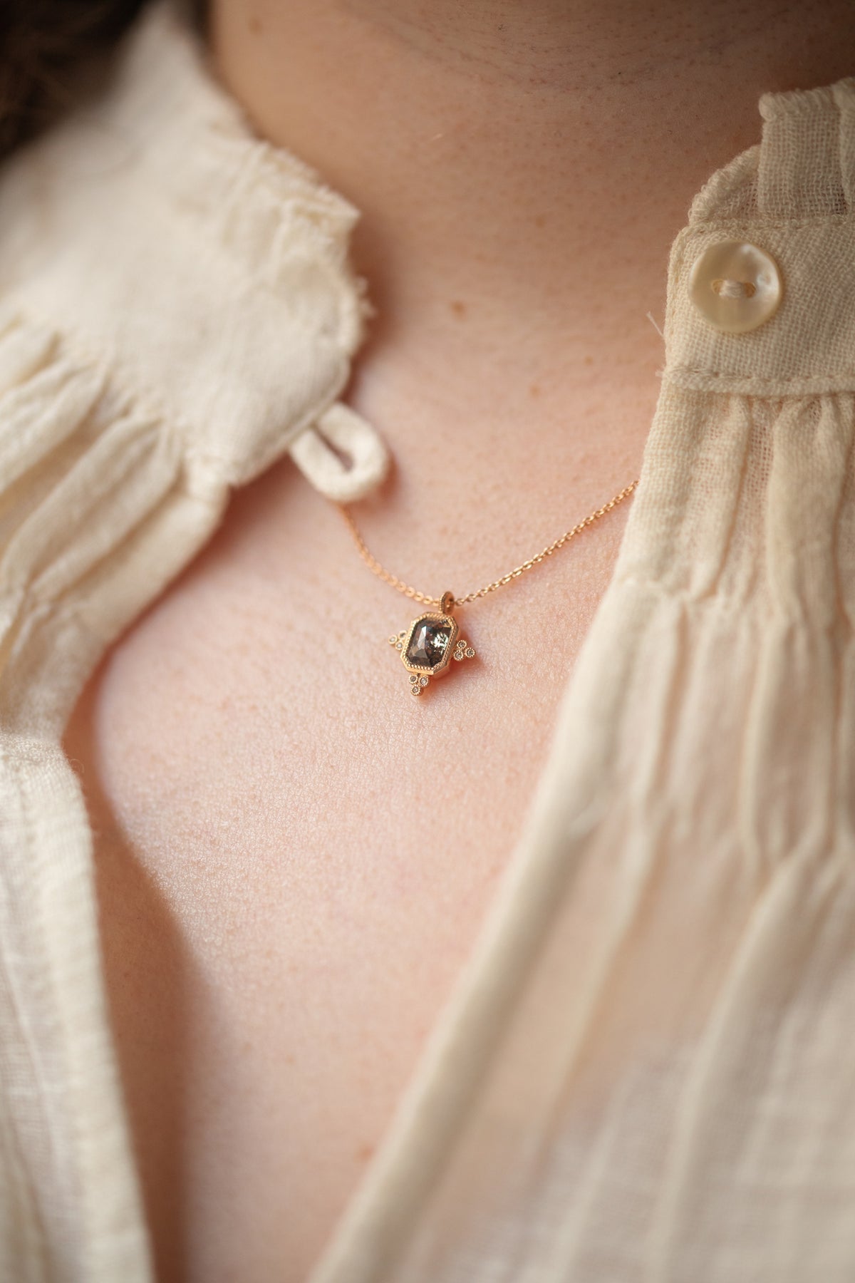 Bijou de créateur Pièce unique collier en or et serti de diamants naturels rares Myrtille Beck Paris