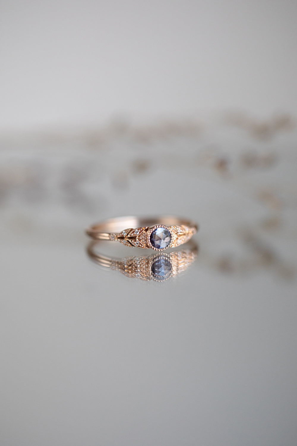 Bague de fiançailles de créateur en or saphir bleu rosecut Myrtille Beck Paris