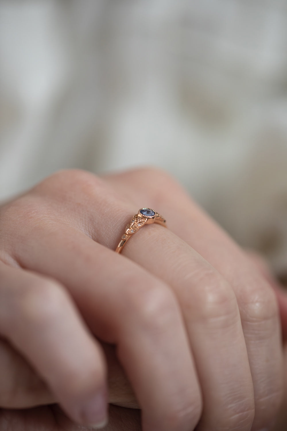 Bague de fiançailles de créateur en or saphir bleu rosecut Myrtille Beck Paris