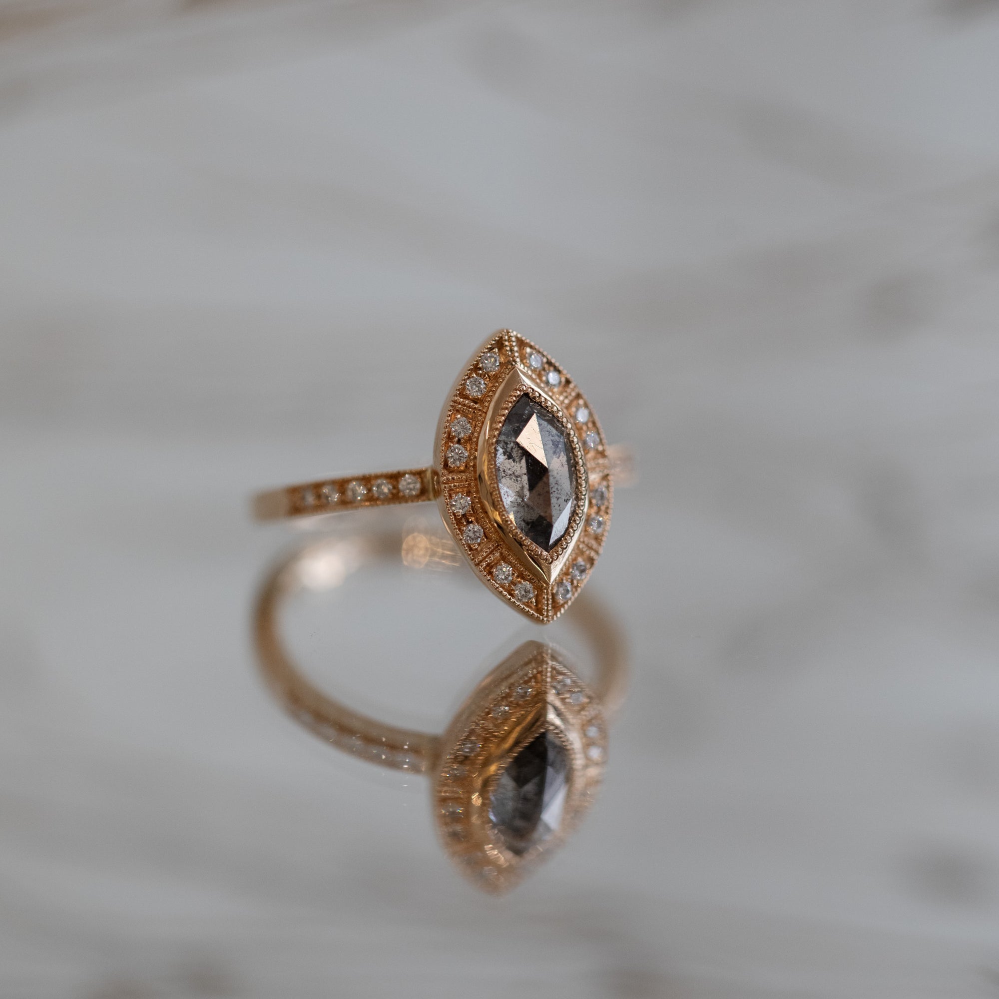 Pièce Unique Aphrodite Navette diamant Salt & Pepper