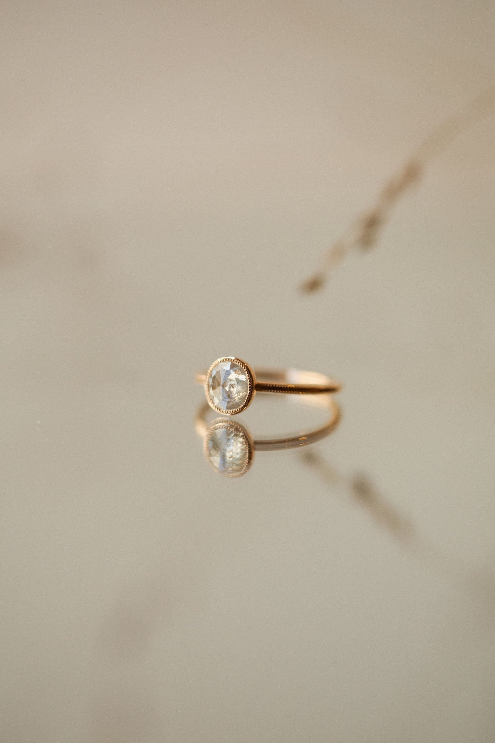 Bague de fiançailles de créateur Pièce unique Solitaire double milgrain Diamant icy rosecut oval