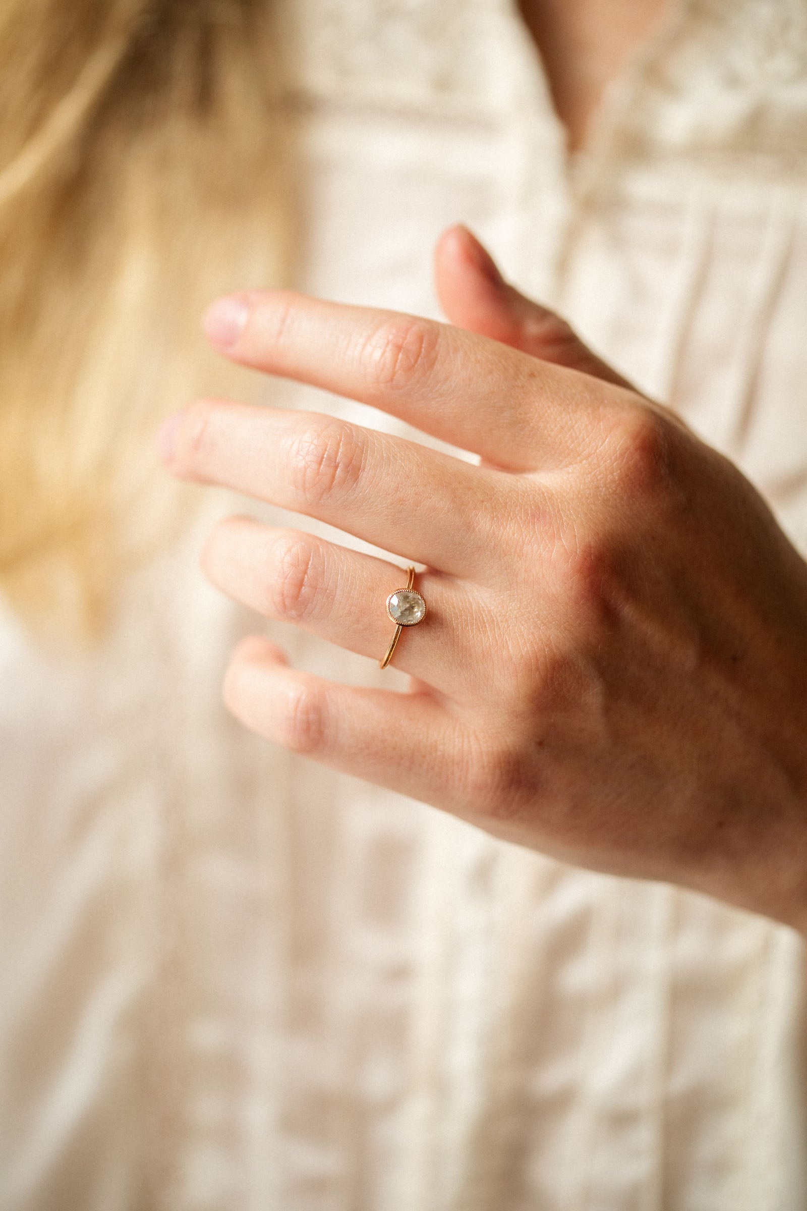 Bague de fiançailles de créateur Pièce unique Solitaire double milgrain Diamant icy rosecut oval