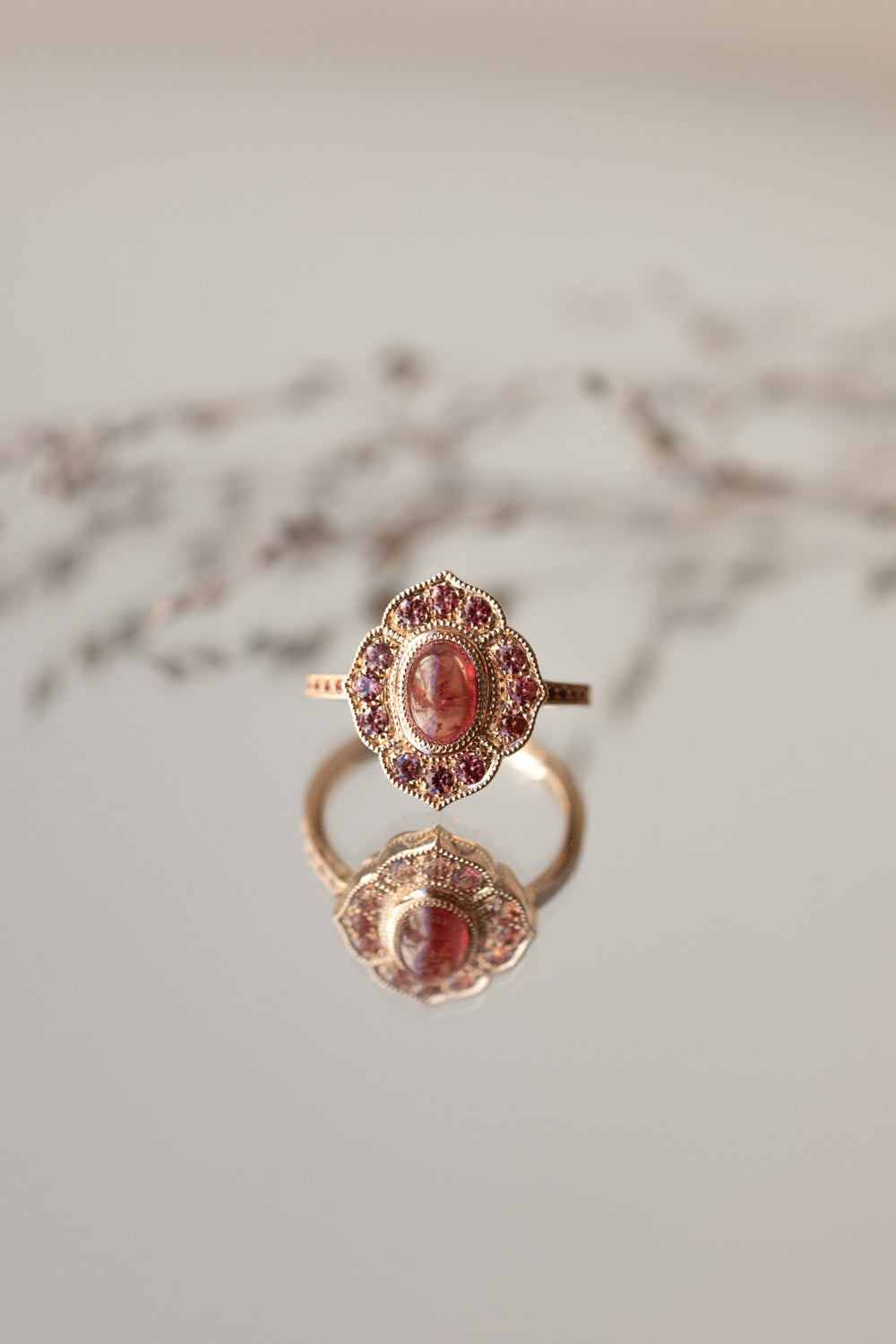 Bague de créateur de fiançailles Pièce unique en or et saphirs Umba pèche cabochon Myrtille Beck Paris