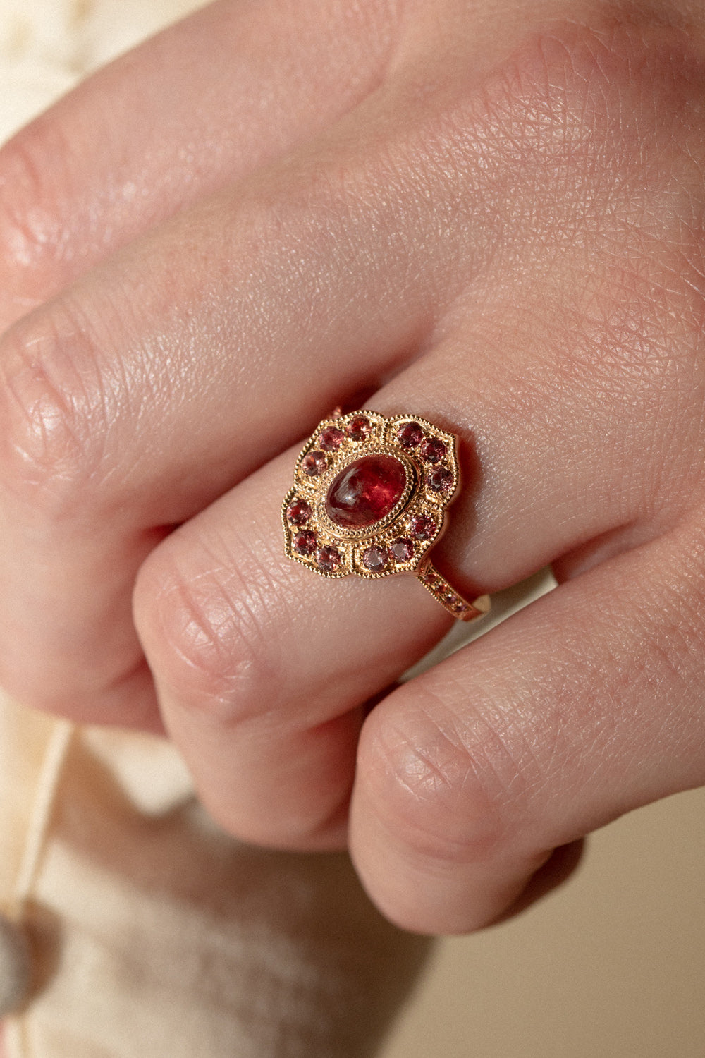 Bague de créateur de fiançailles Pièce unique en or et saphirs Umba pèche cabochon Myrtille Beck Paris