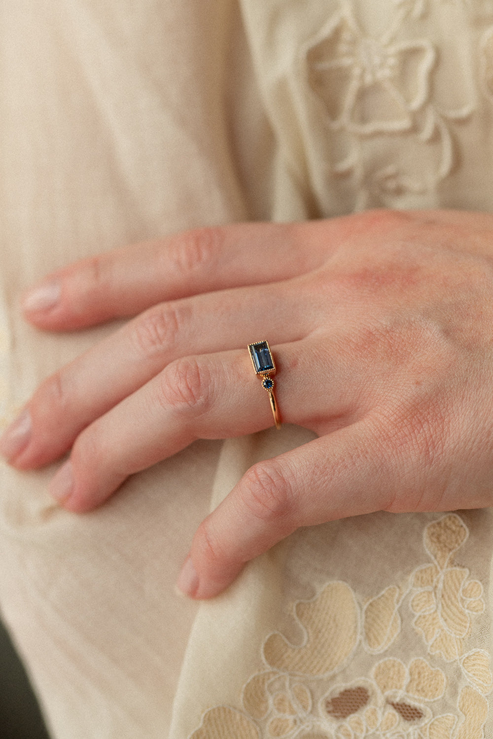 Bijou de créateur bague de fiançailles Pièce unique en or et saphir bleu Myrtille Beck Paris