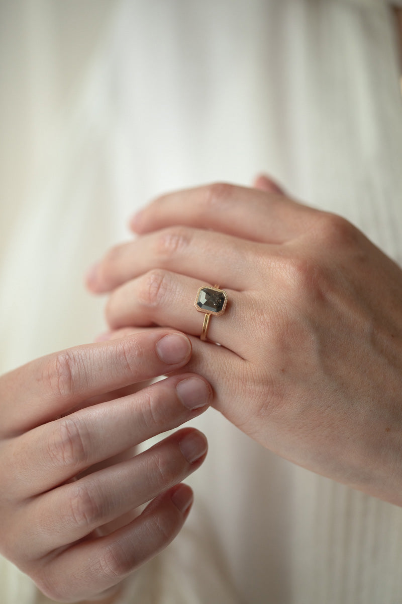 Bague Solitaire Double Milgrain Diamant Salt And Pepper Pans Coupés