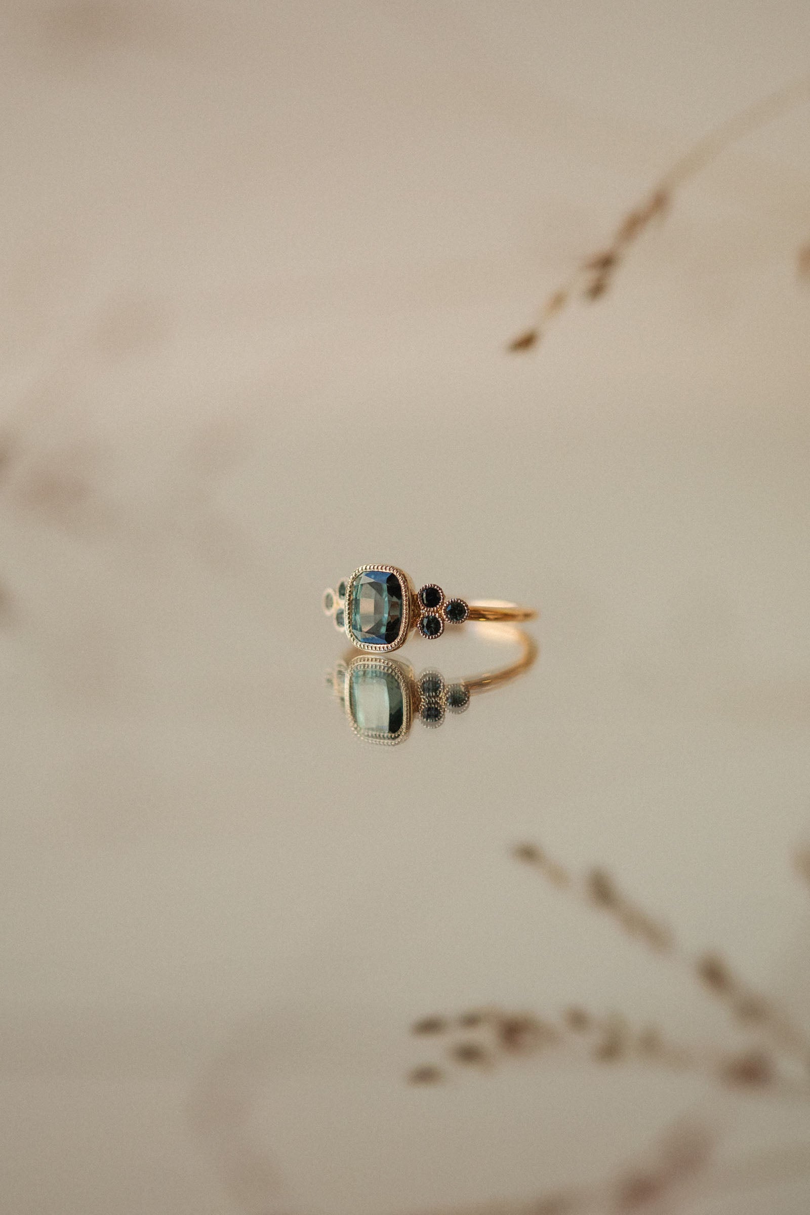 Bague de fiançailles de créateur, pièce unique or bicolore saphir mermaid Myrtille Beck Paris