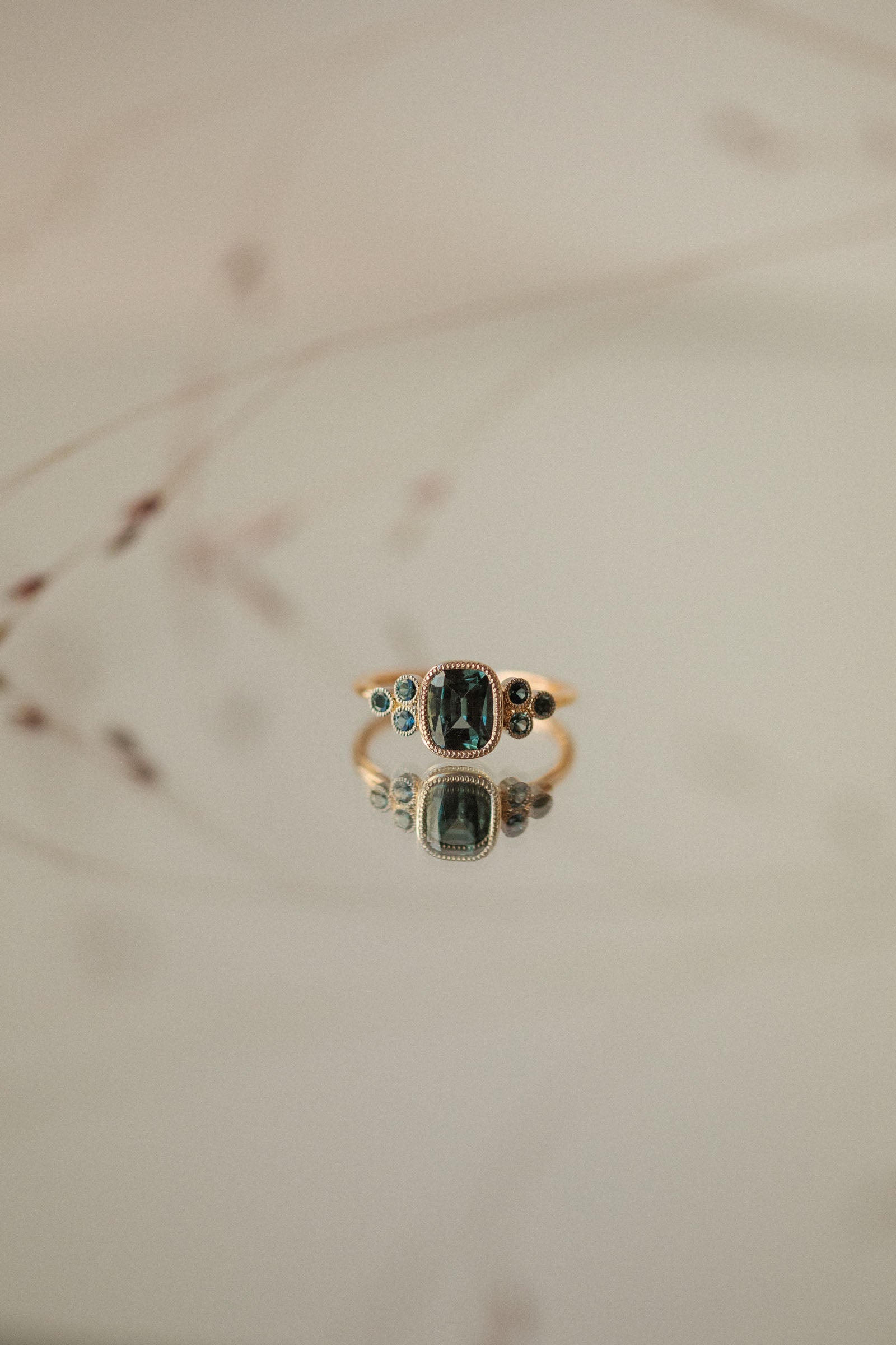 Bague de fiançailles de créateur, pièce unique or bicolore saphir mermaid Myrtille Beck Paris