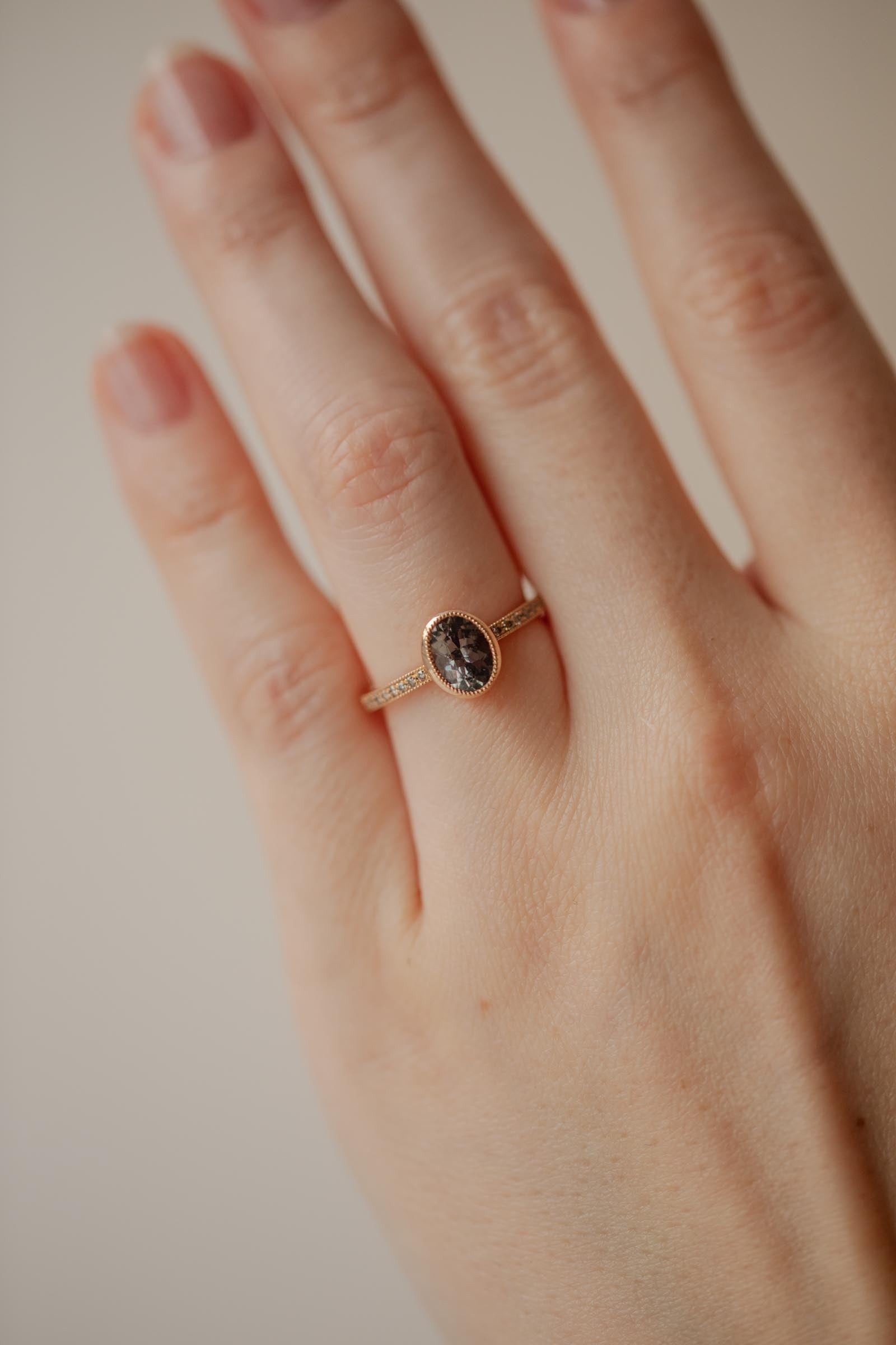 Bague de fiançailles de créateur Pièce nique en or saphir Umba naturel mauve et diamants champagne Myrtille Beck Paris