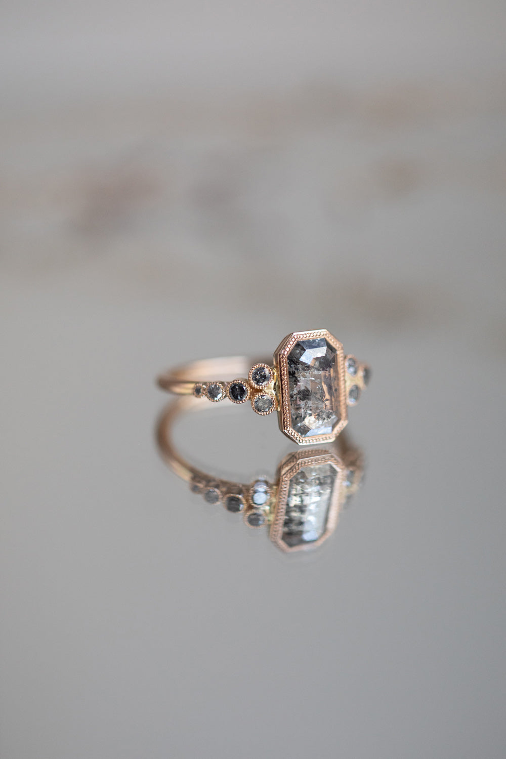 Bague de fiançailles Pièce unique en or et diamant salt and pepper bijou de créateur Myrtille Beck Paris