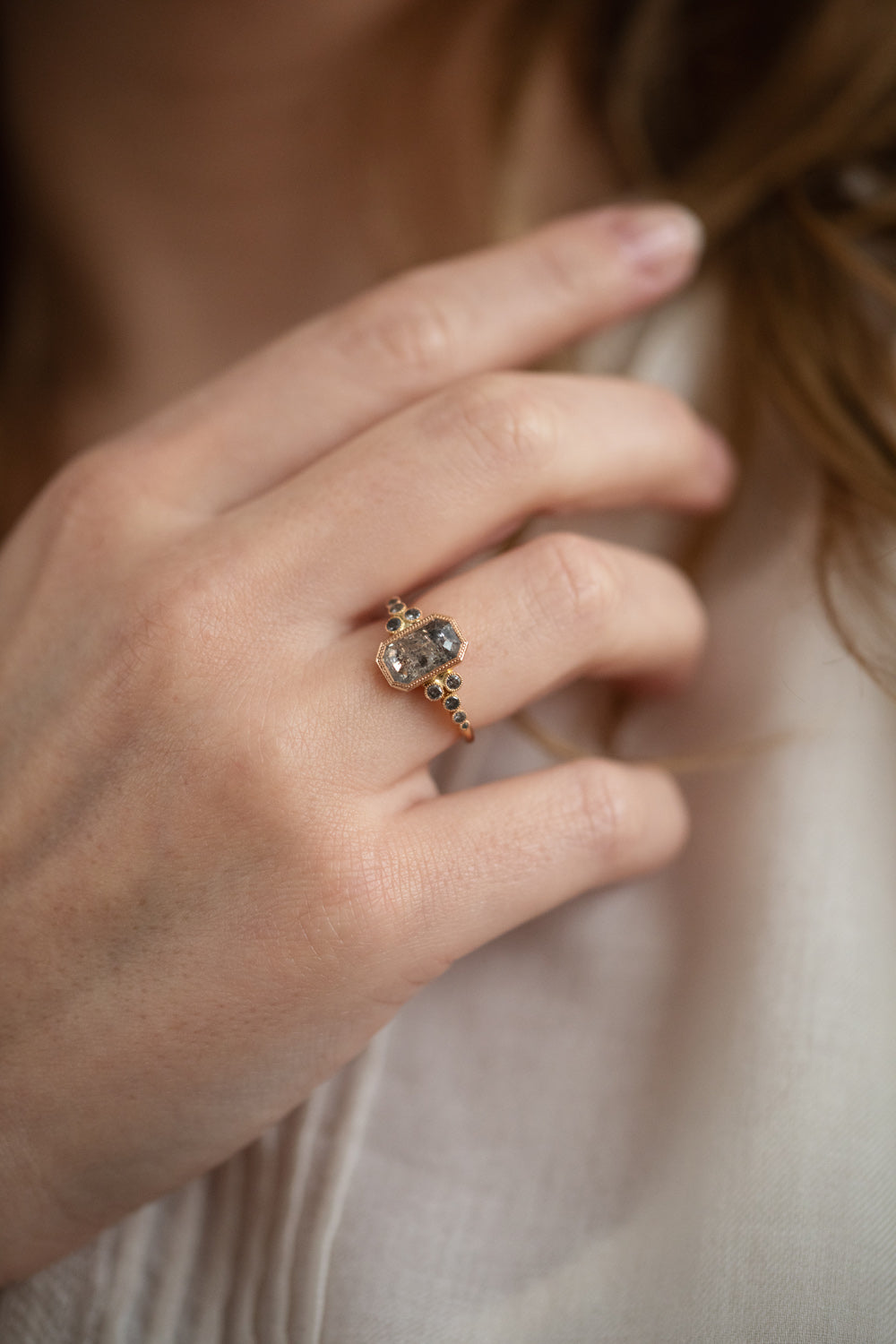 Bague de fiançailles Pièce unique en or et diamant salt and pepper bijou de créateur Myrtille Beck Paris