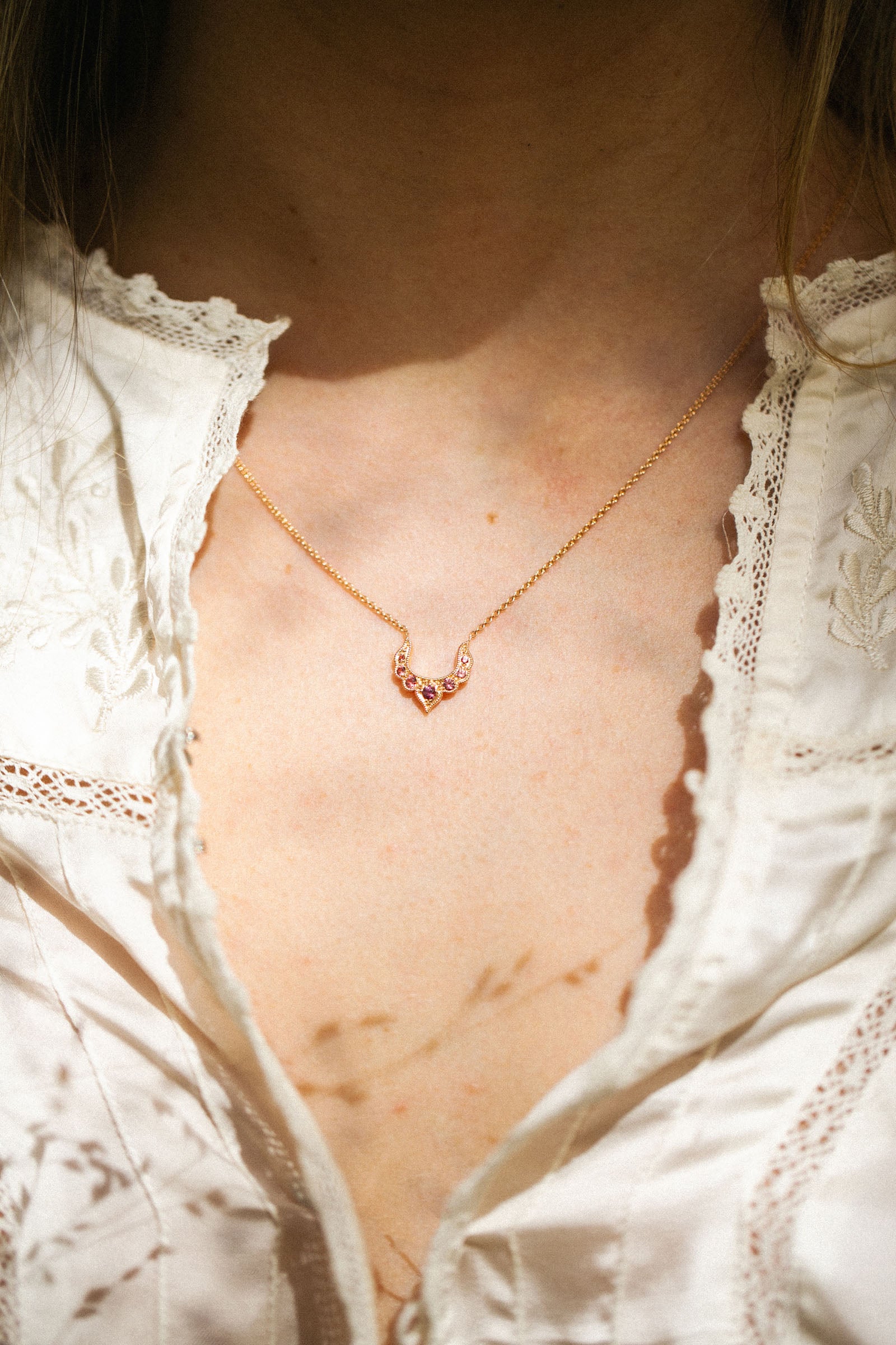 Bijou de créateur Collier en or et saphir Myrtille Beck Paris