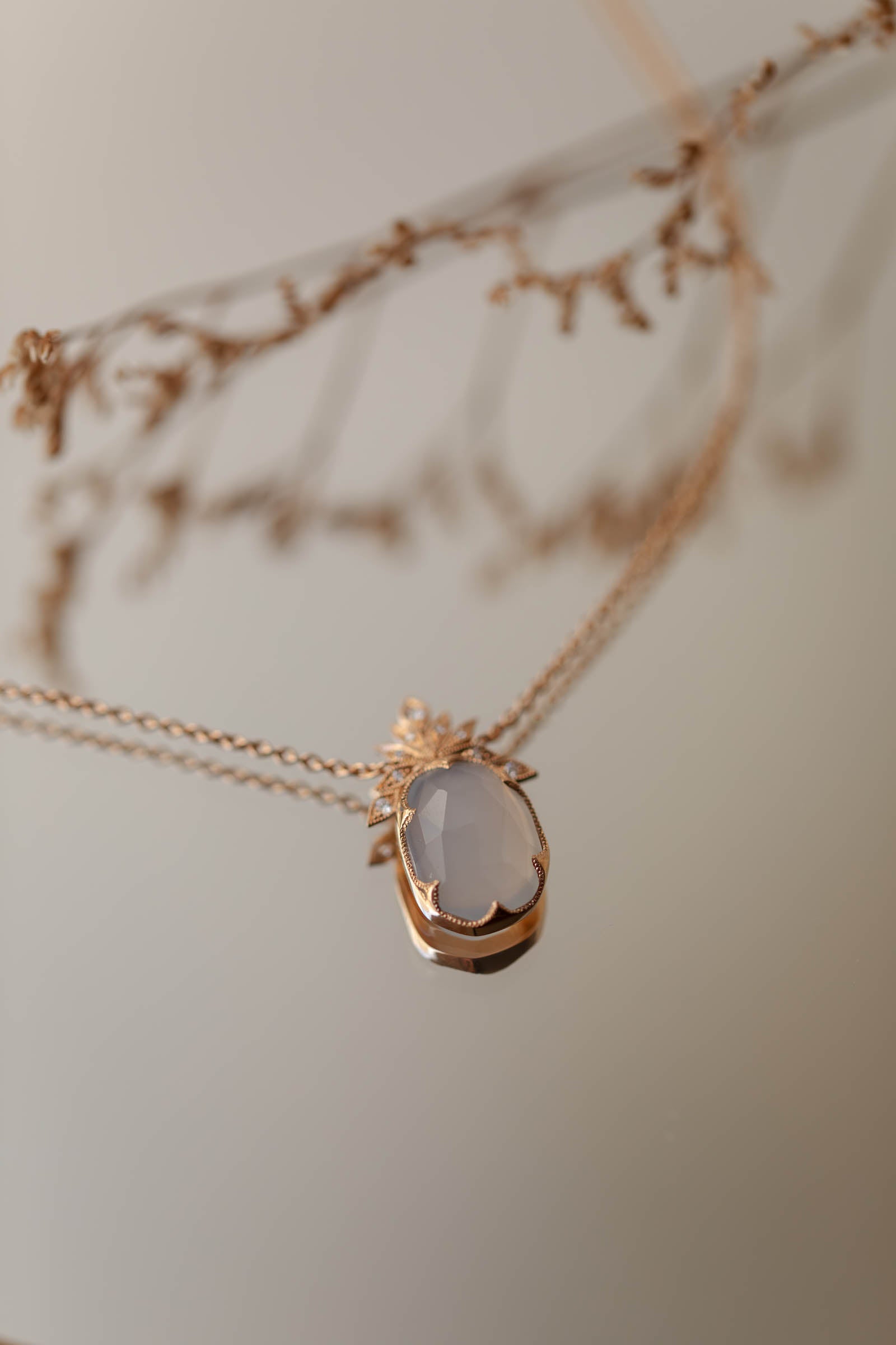 Pièce Unique Collier Calcédoine Bleue et Diamants