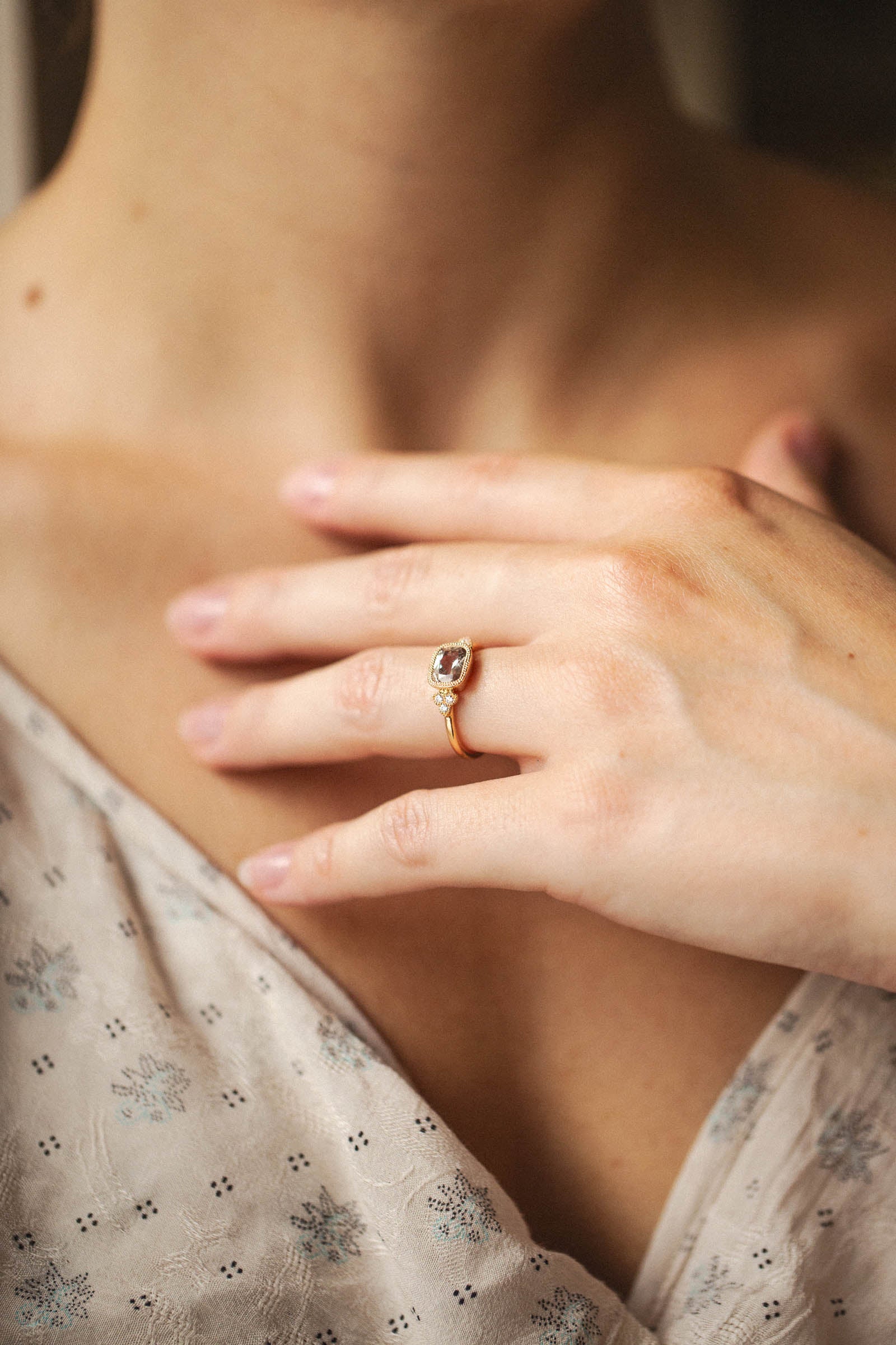 Bague de fiançailles de créateur Pièce unique saphir Umba vert champagne et diamants blancs Myrtille Beck Paris