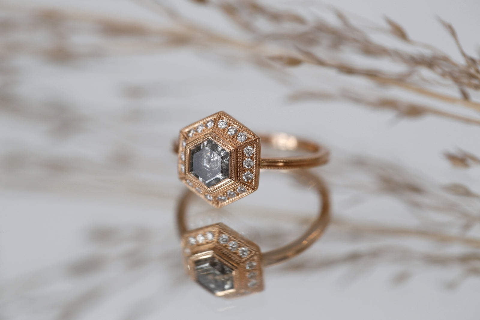 Pièce Unique n°9/2022, Bague Hexagonale Diamant Salt & Pepper