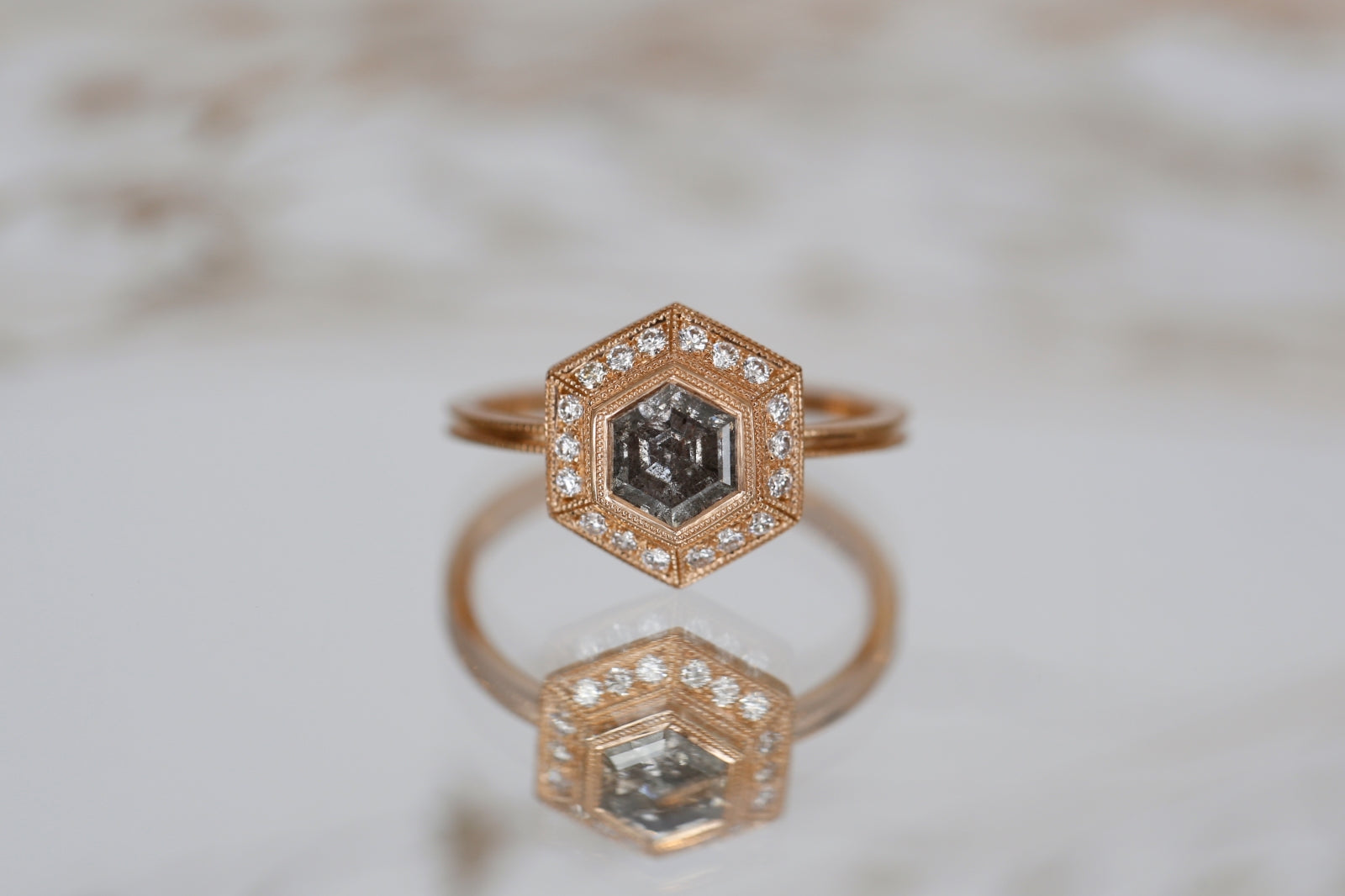 Pièce Unique n°9/2022, Bague Hexagonale Diamant Salt & Pepper