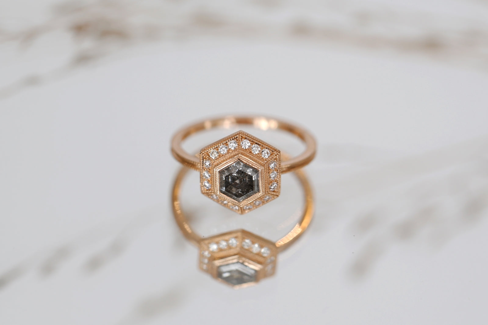 Pièce Unique n°9/2022, Bague Hexagonale Diamant Salt & Pepper