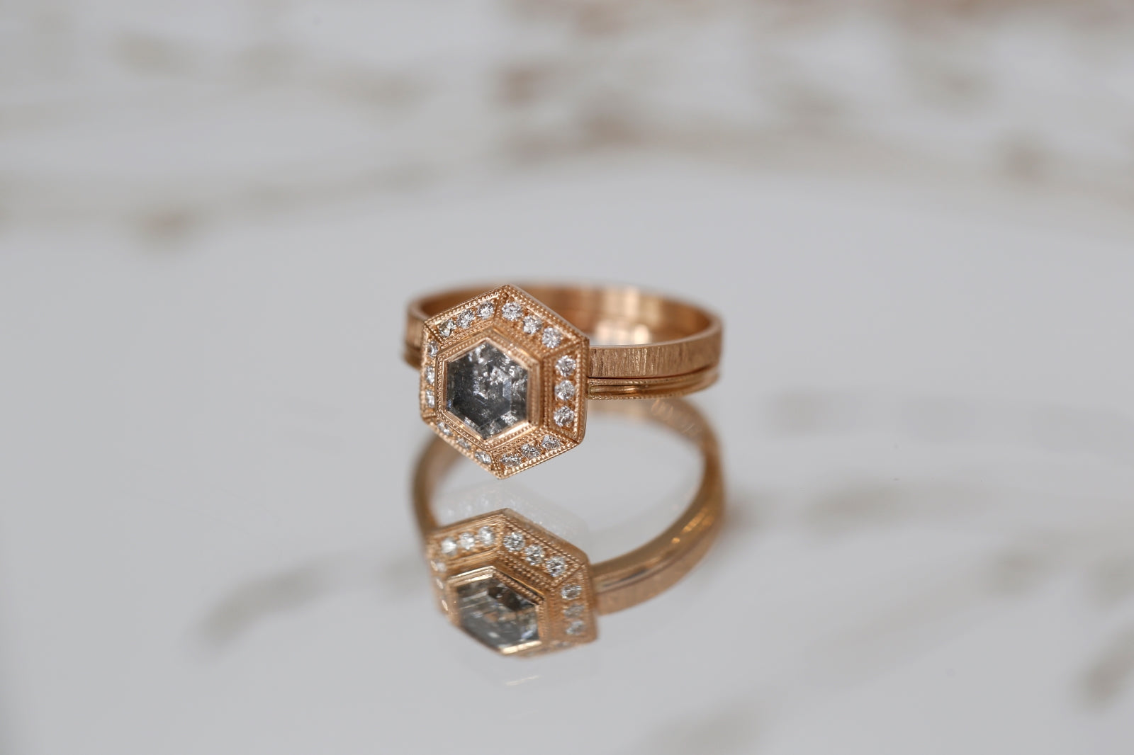 Pièce Unique n°9/2022, Bague Hexagonale Diamant Salt & Pepper