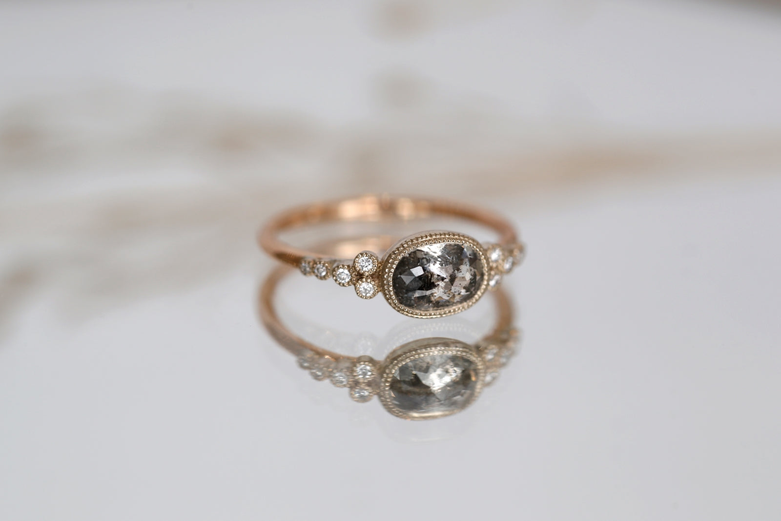 Pièce Unique n°11/2022, Bague Iris Diamant Salt & Pepper ovale
