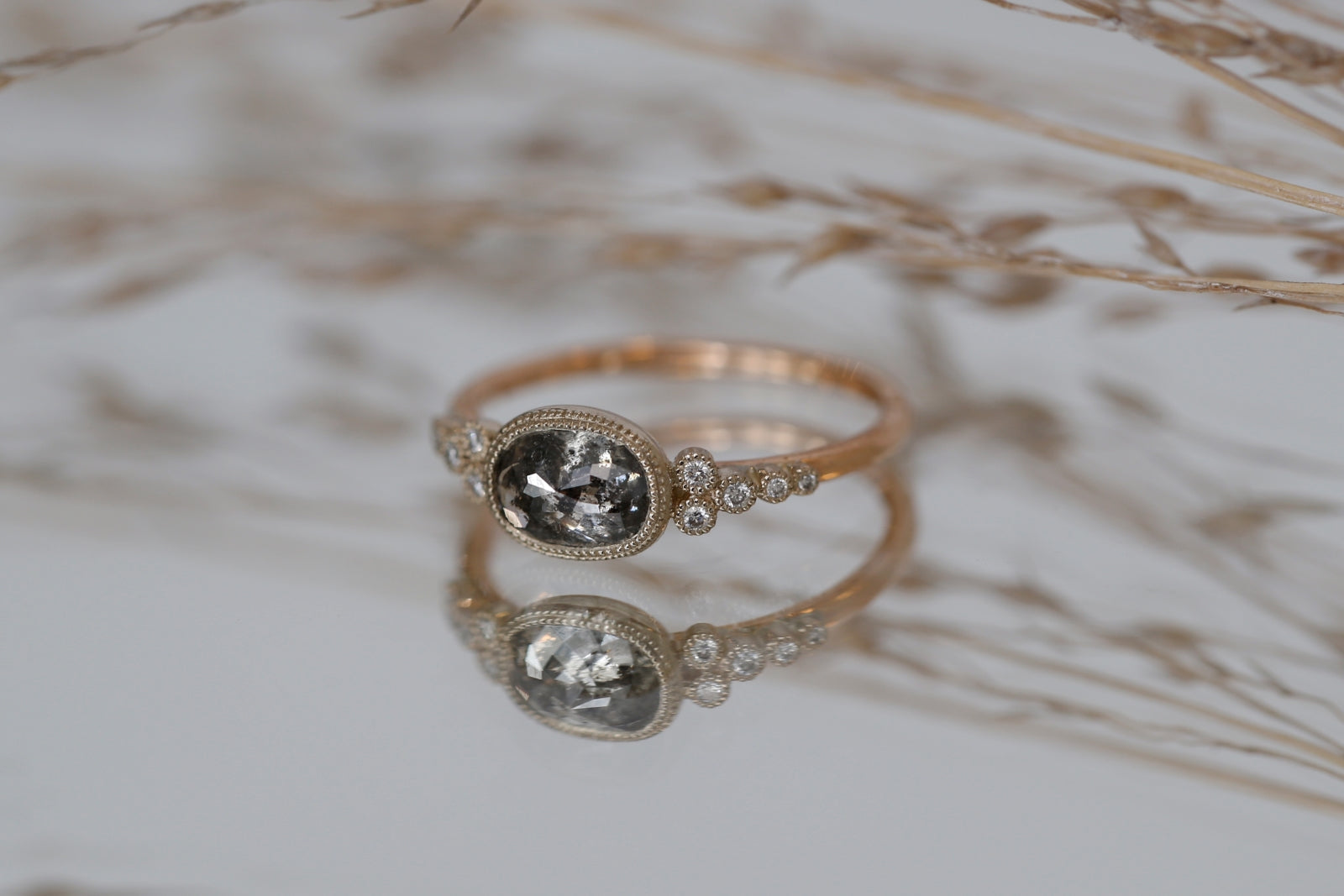 Pièce Unique n°11/2022, Bague Iris Diamant Salt & Pepper ovale